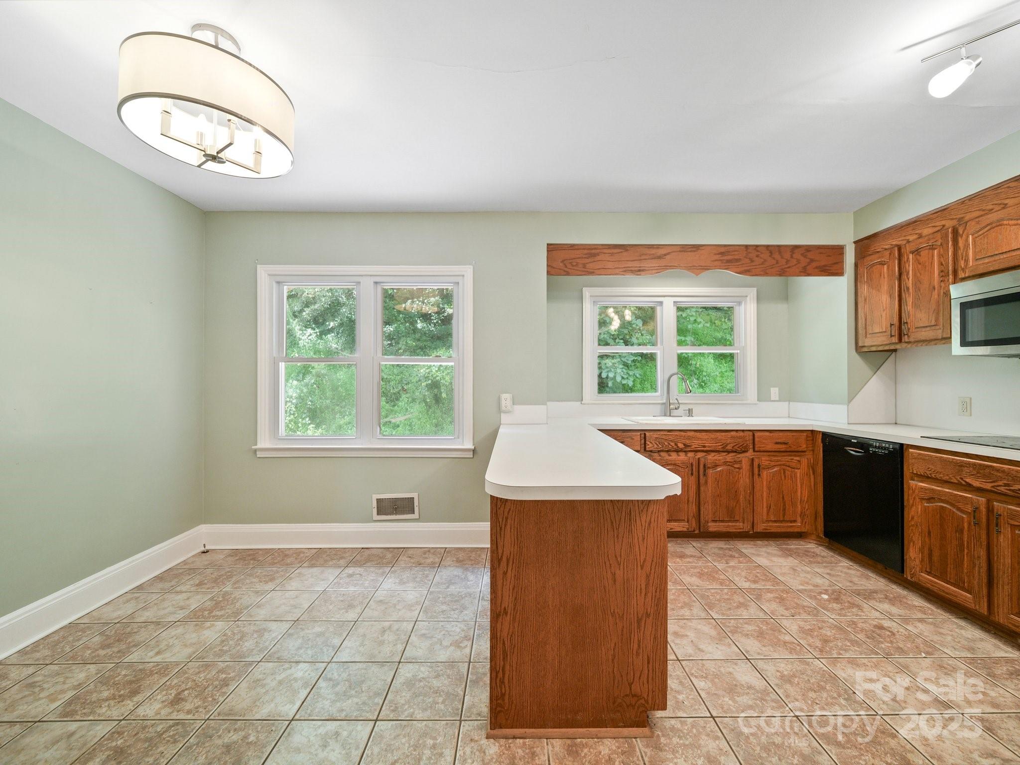 401 N Inman Avenue Property Photo 15