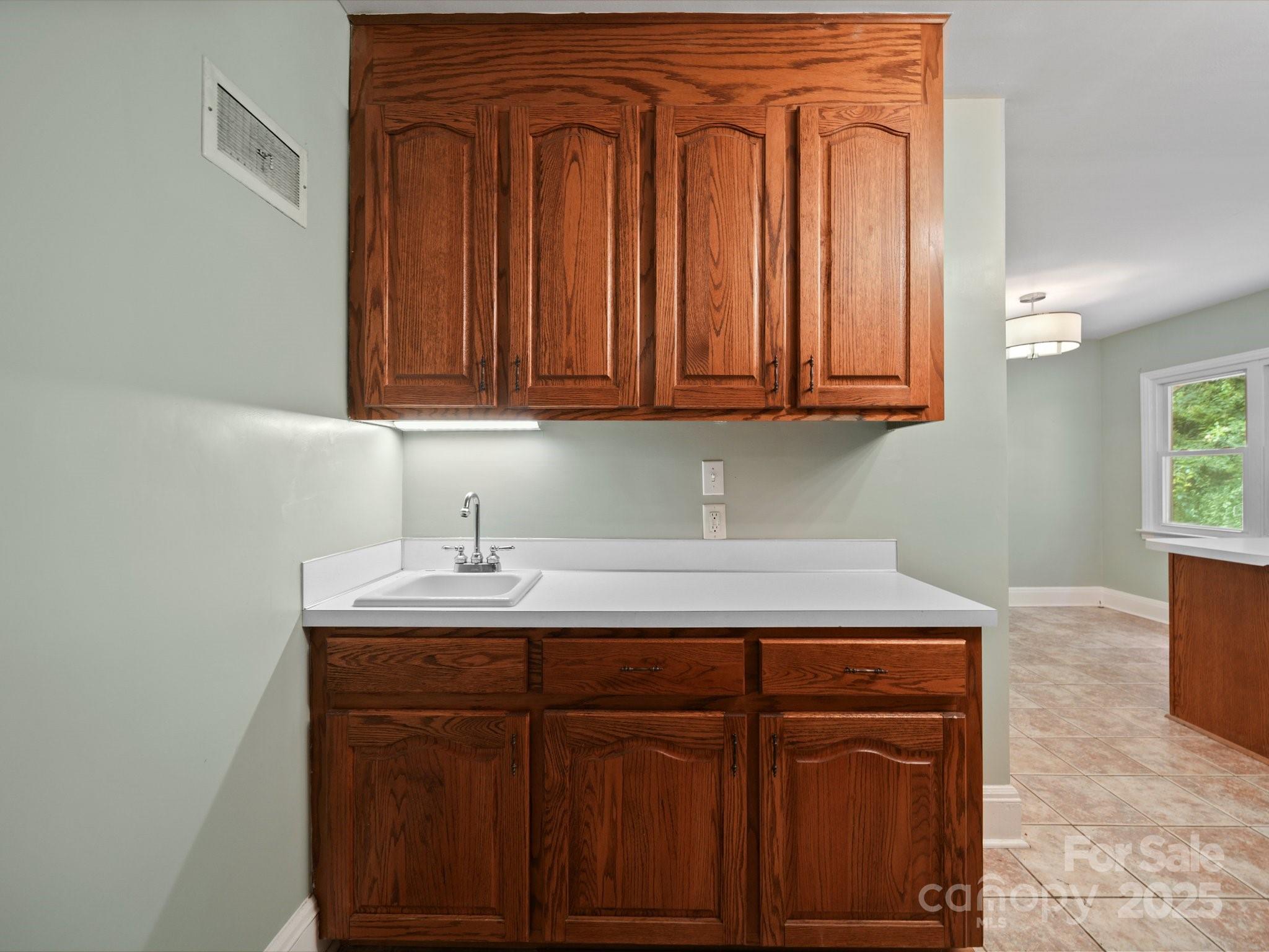 401 N Inman Avenue Property Photo 16