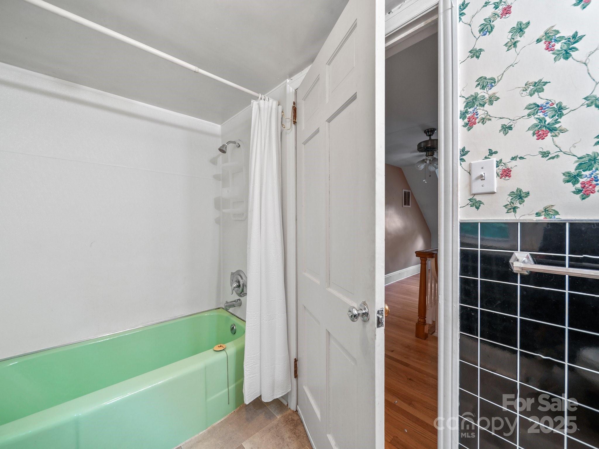 401 N Inman Avenue Property Photo 29