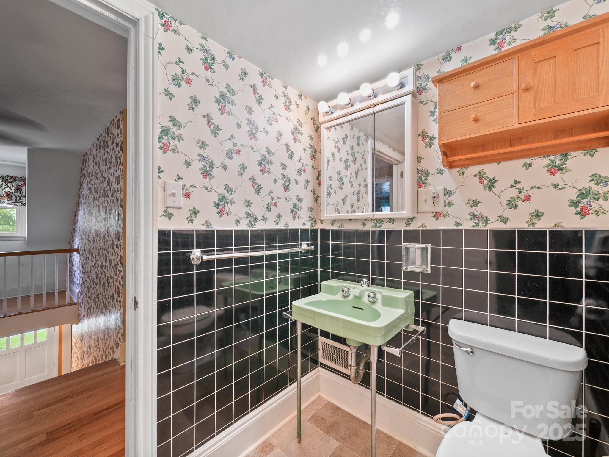 401 N Inman Avenue Property Photo 30