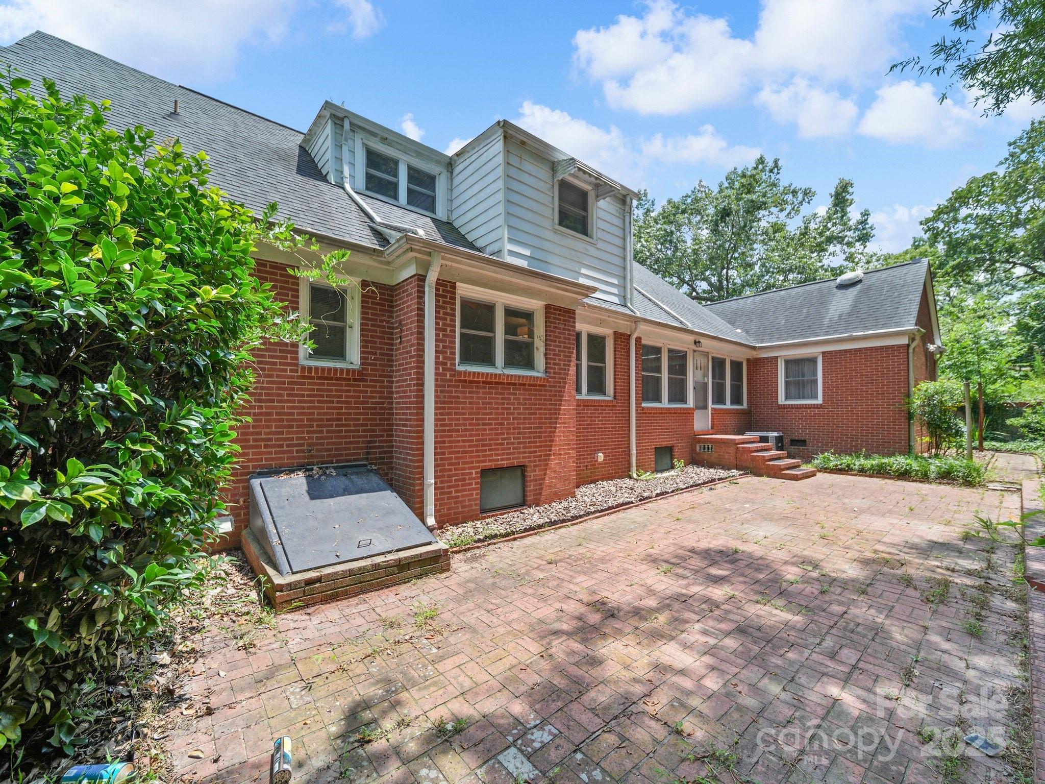 401 N Inman Avenue Property Photo 38