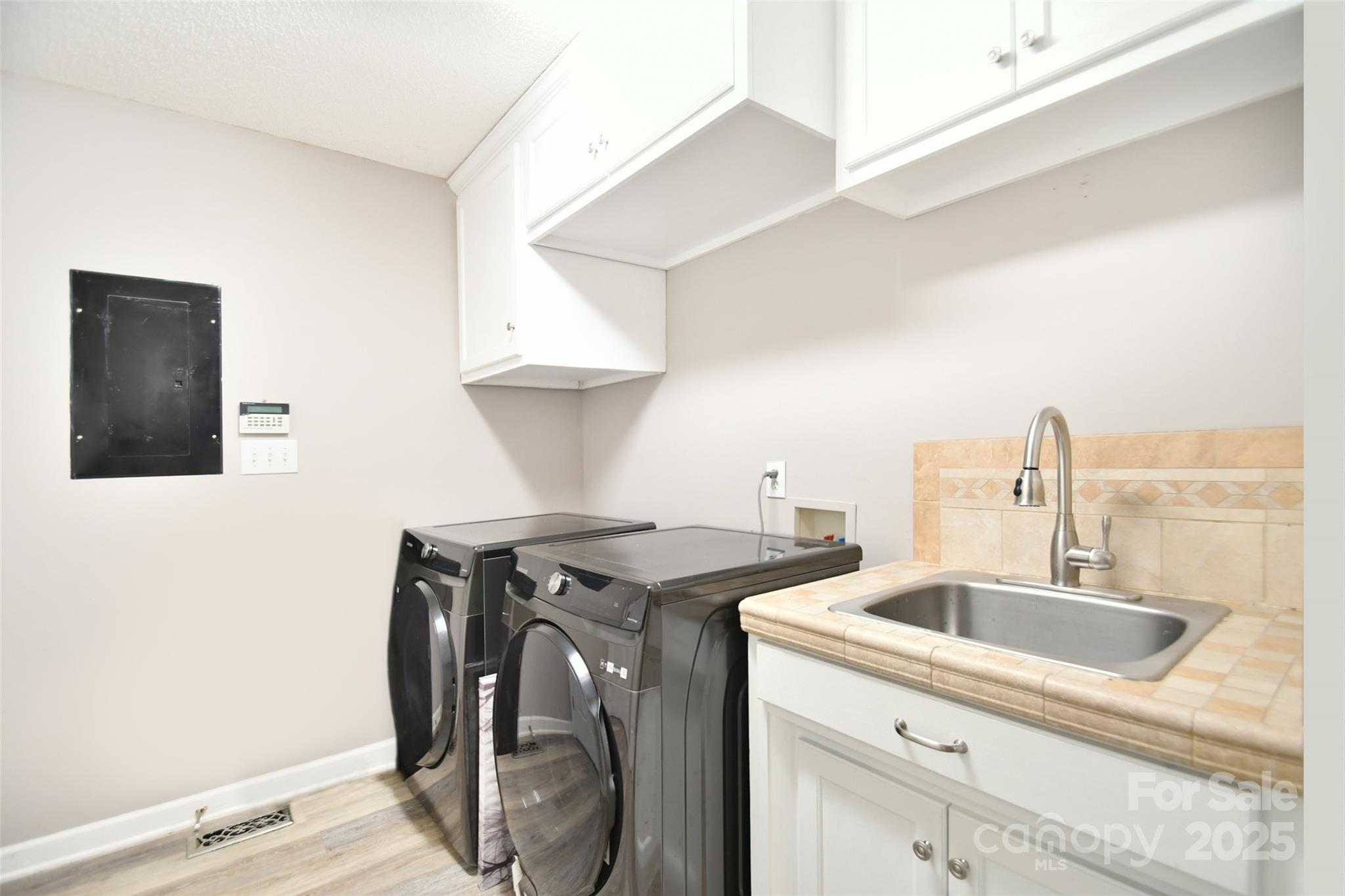 2914 Weatherfield Drive Property Photo 17