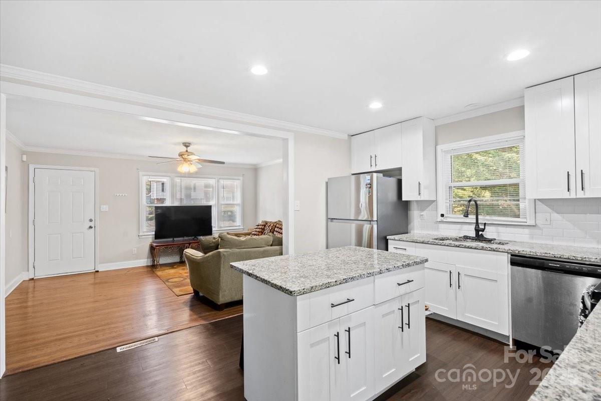 4713 Woodway Place Property Photo 11
