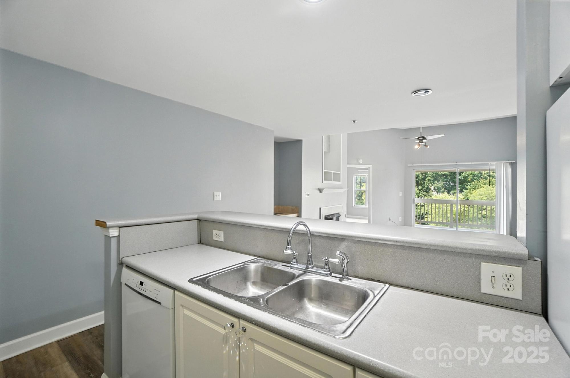 108 Pier 33 Drive 409 Property Photo 15