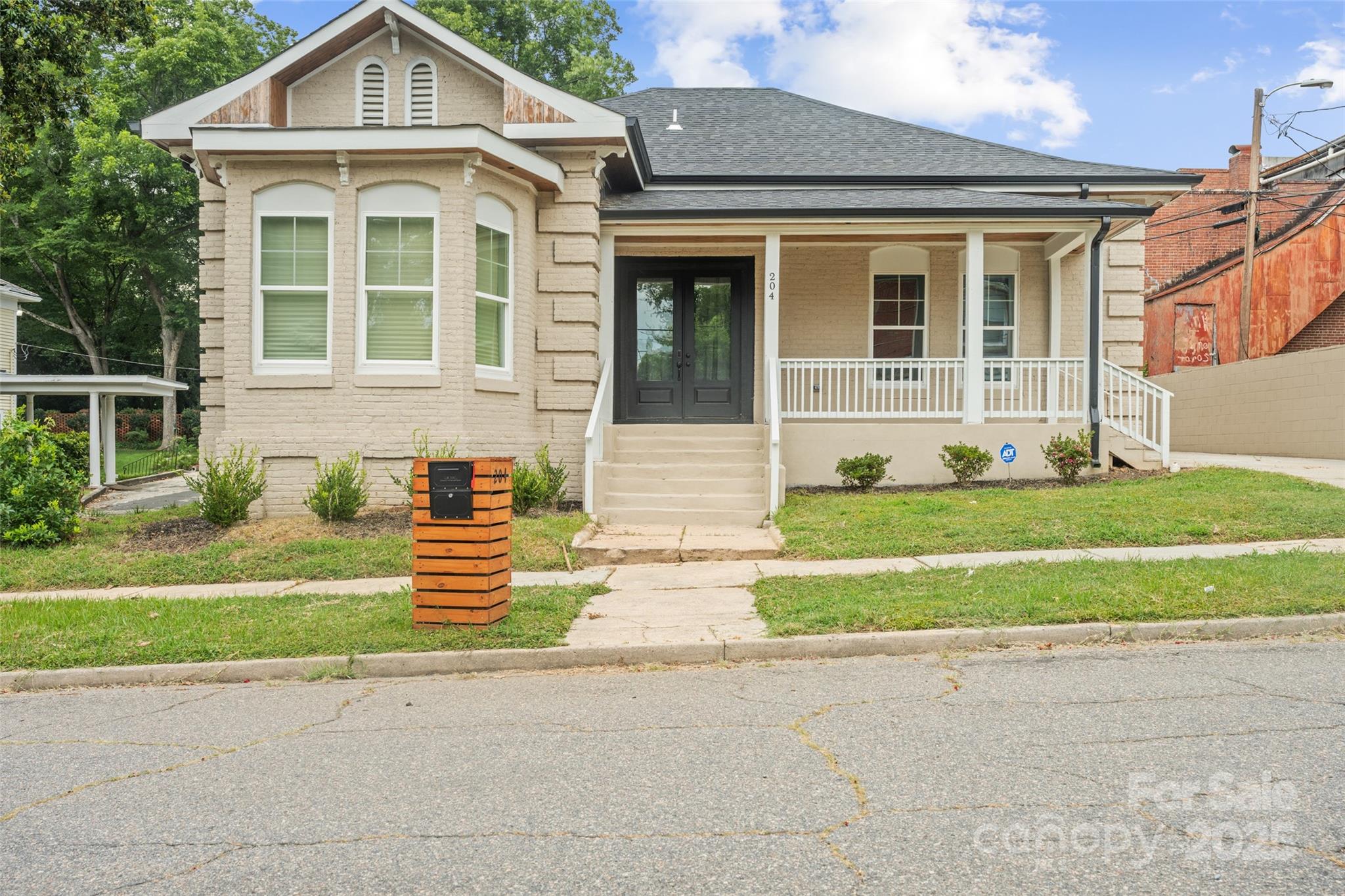 204 W Wade Street Property Photo 1