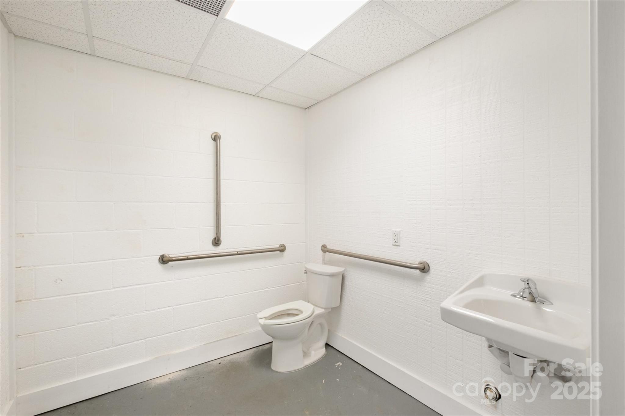 702 Linwood Road Property Photo 16