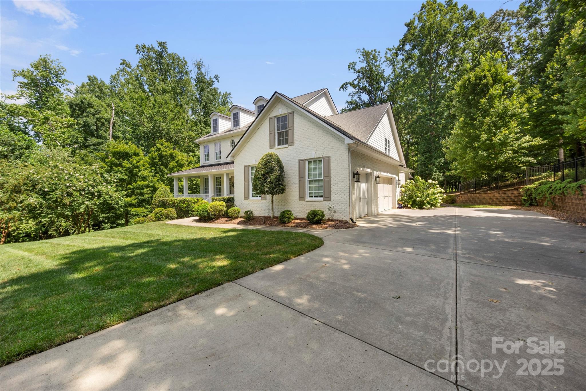 709 Woodcliff Court Property Photo 3