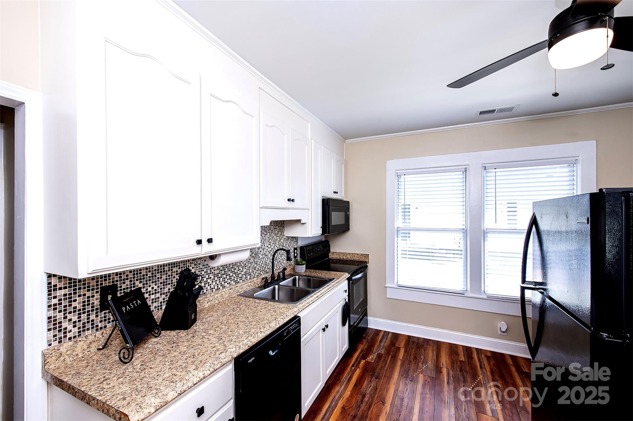 1525 Perfection Avenue Property Photo 5