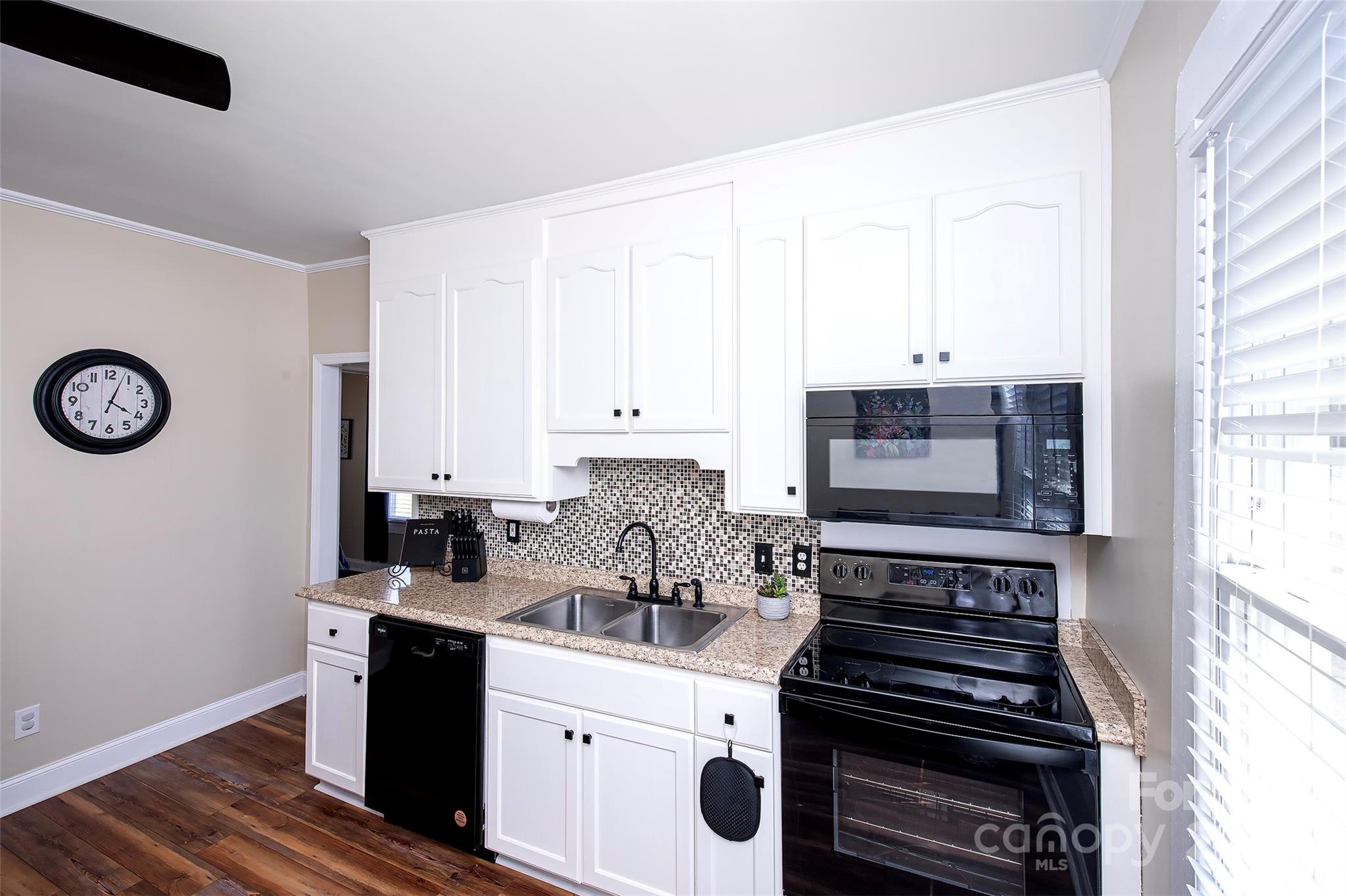 1525 Perfection Avenue Property Photo 7
