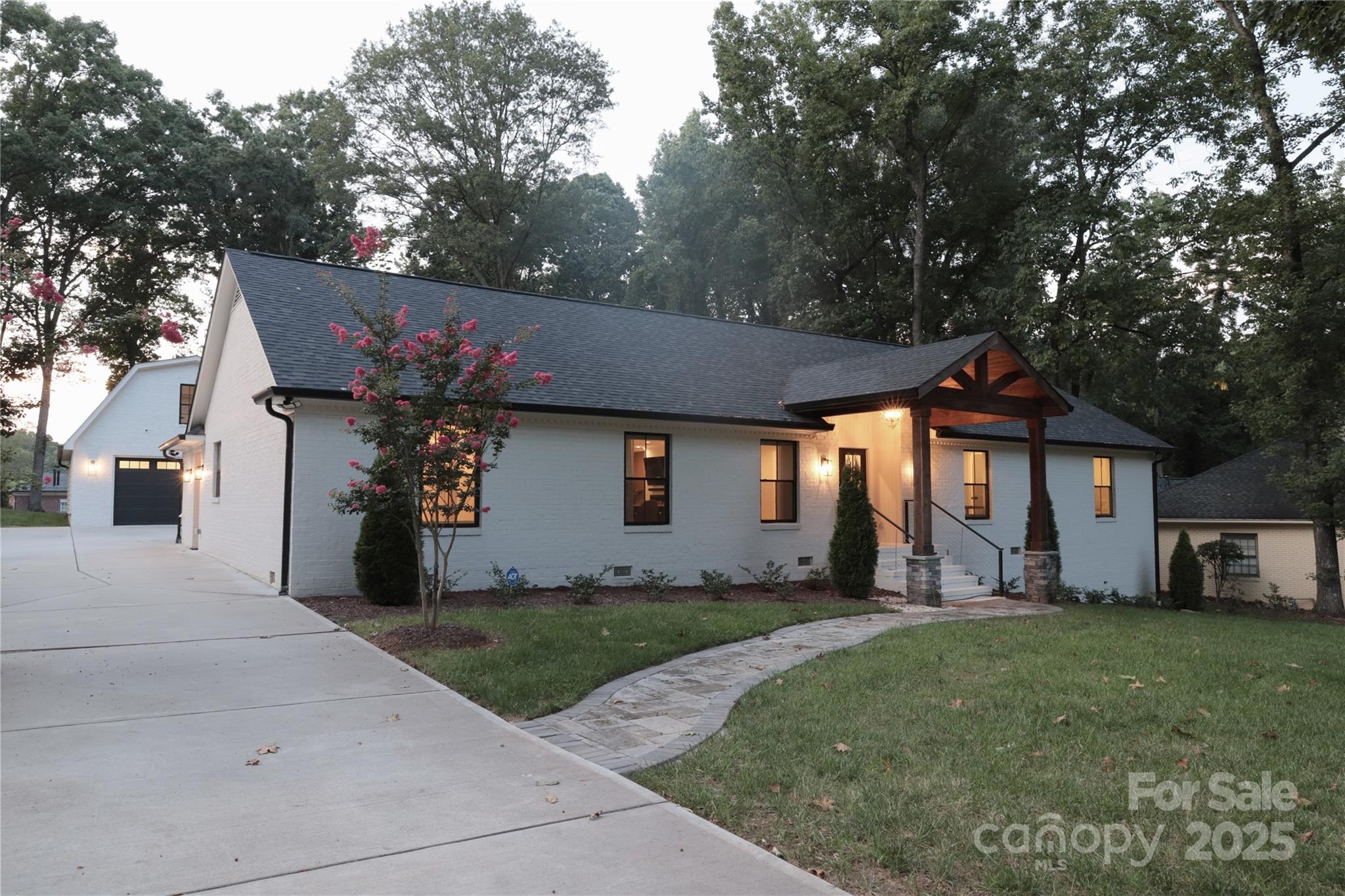 1118 Crestbrook Drive Property Photo 1