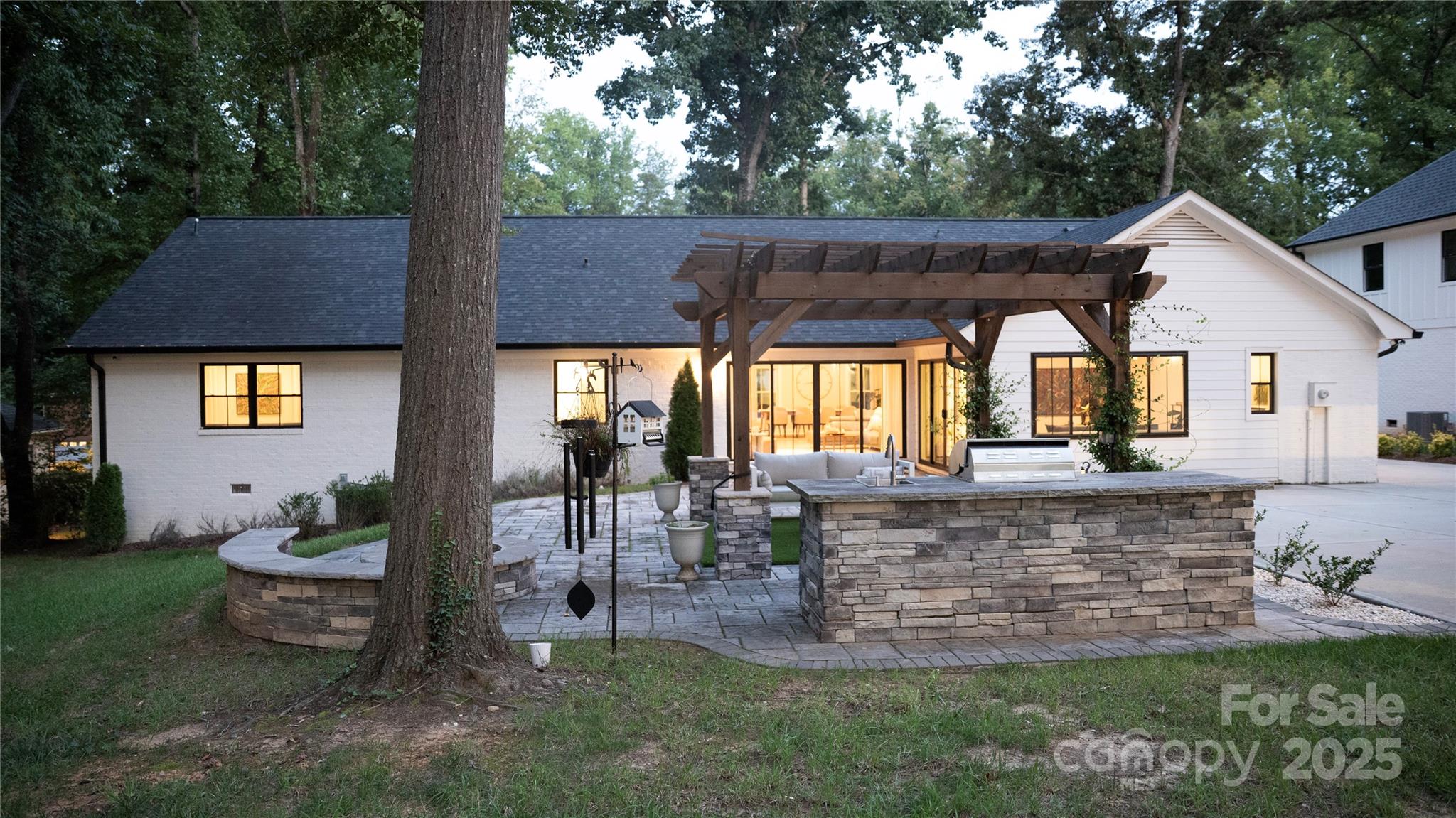 1118 Crestbrook Drive Property Photo 3