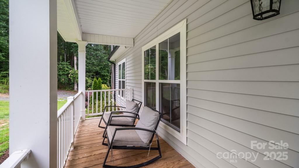 826 Country Lane Property Photo 4