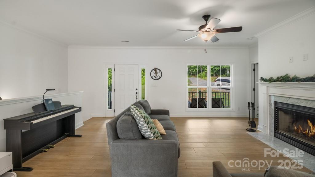 826 Country Lane Property Photo 6