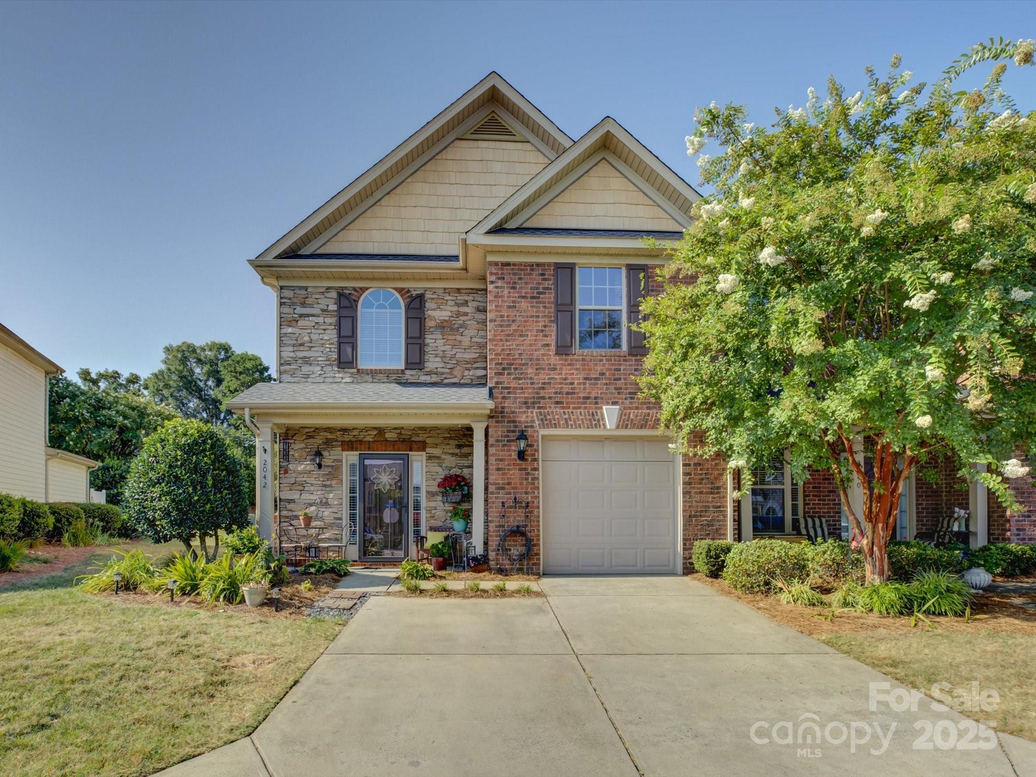 2042 Oxford Heights Property Photo 1