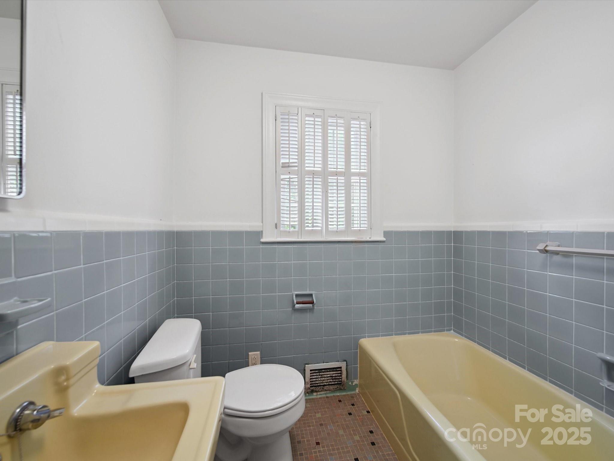 202 Greenwood Lane Property Photo 28