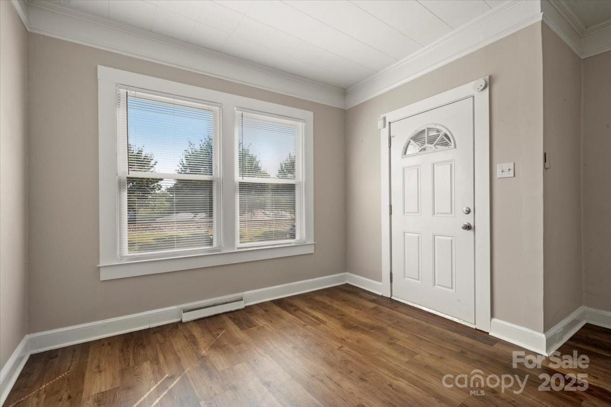 313 Mayflower Avenue Property Photo 4