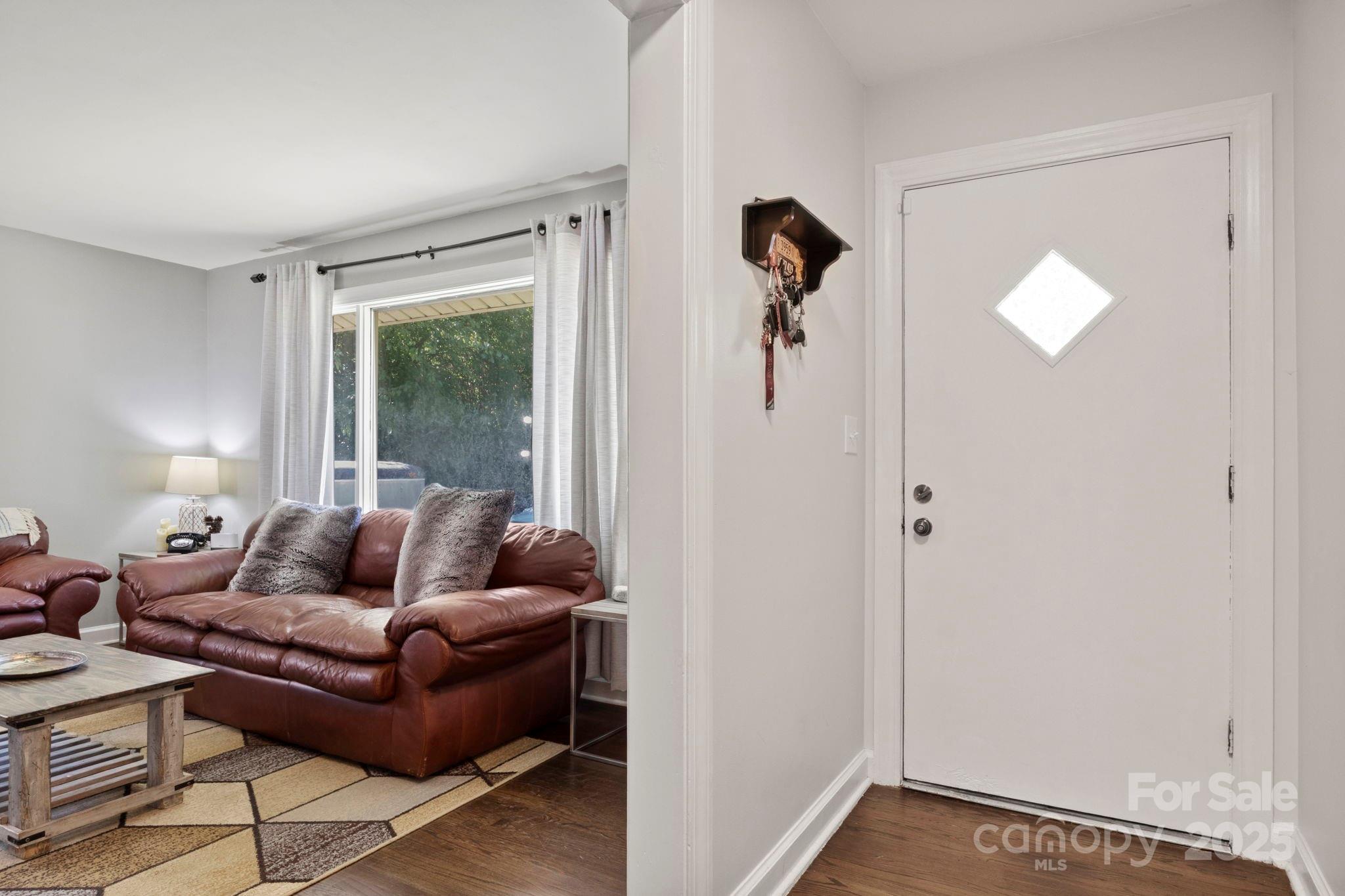 1521 W Colonial Drive Property Photo 3