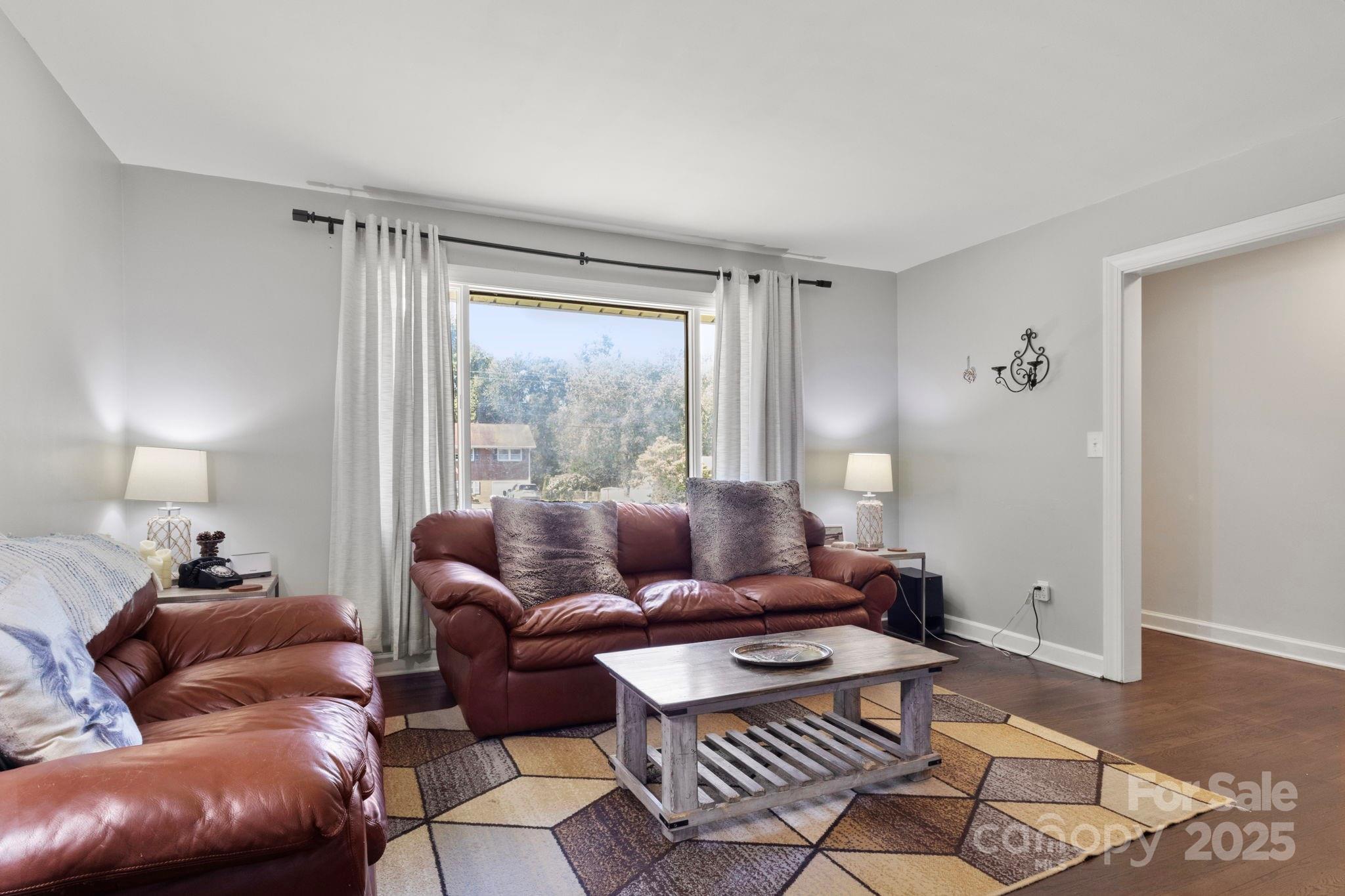 1521 W Colonial Drive Property Photo 4