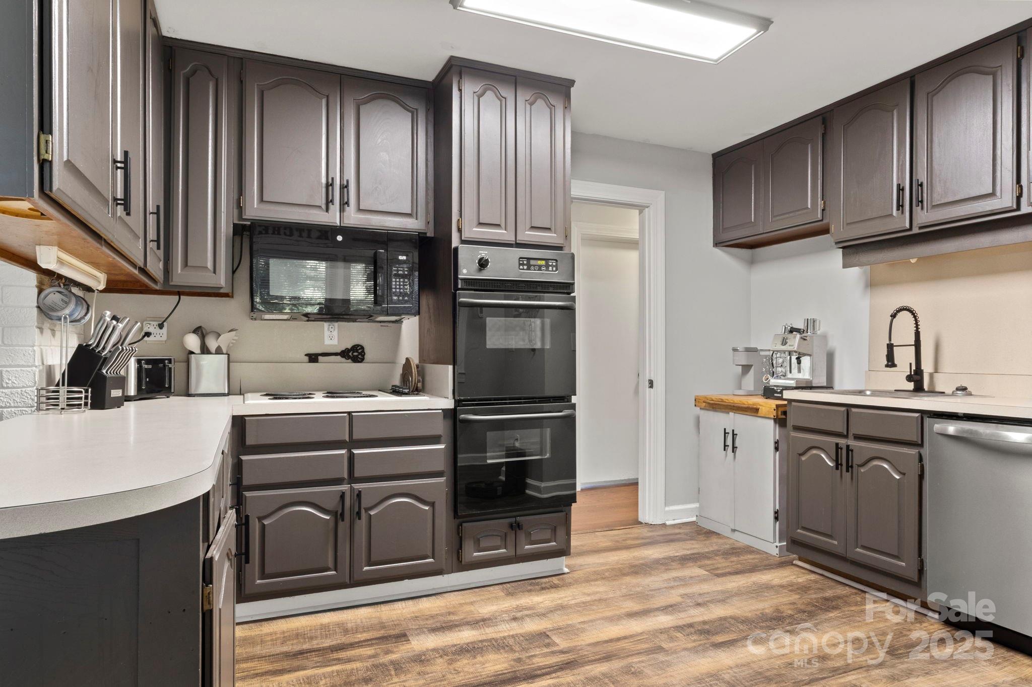 1521 W Colonial Drive Property Photo 11