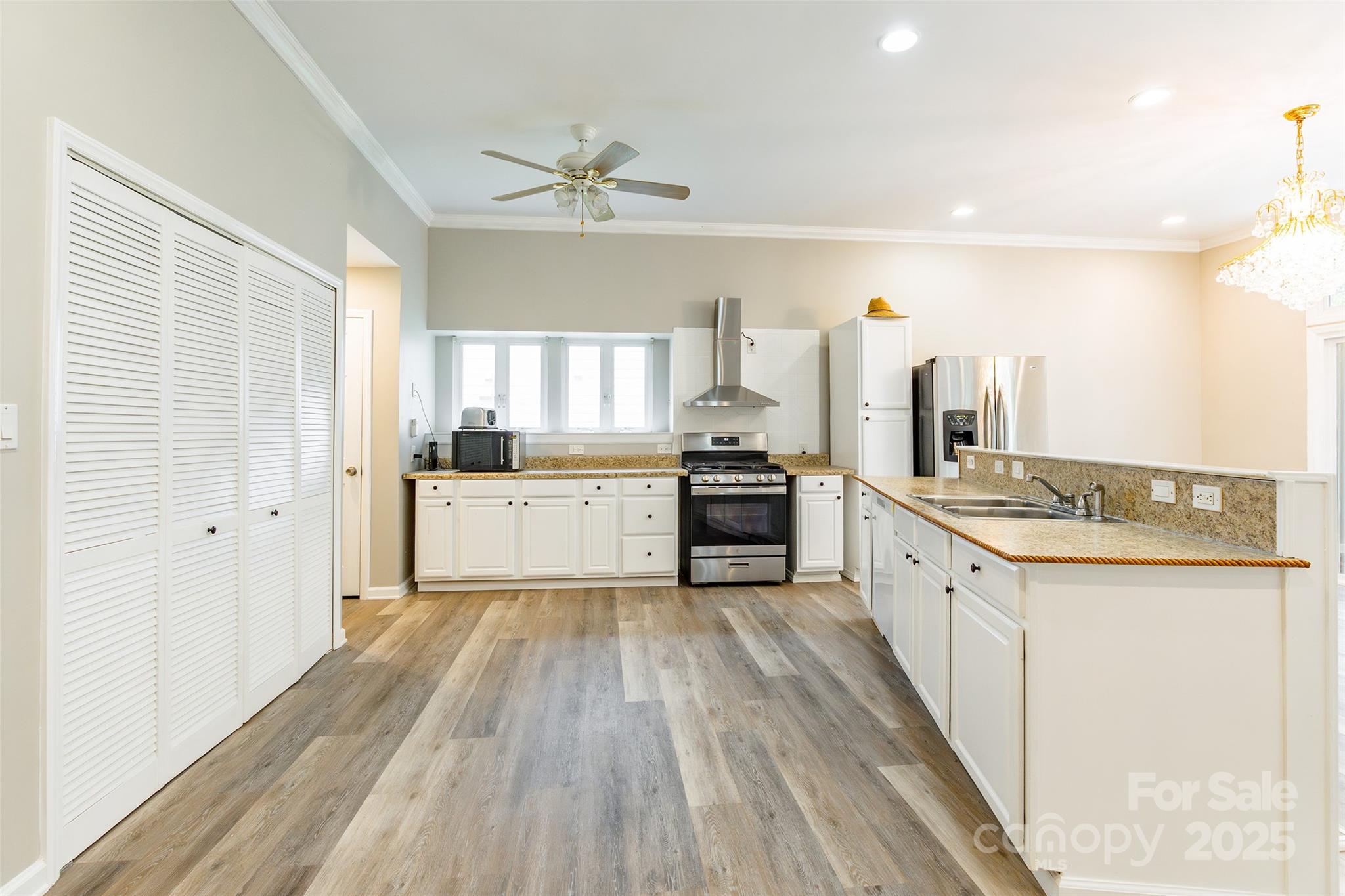 12145 Landing Green Drive Property Photo 8