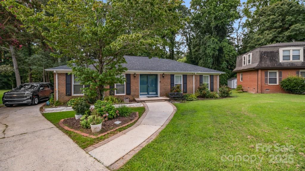 1718 Candlewood Court Property Photo 2