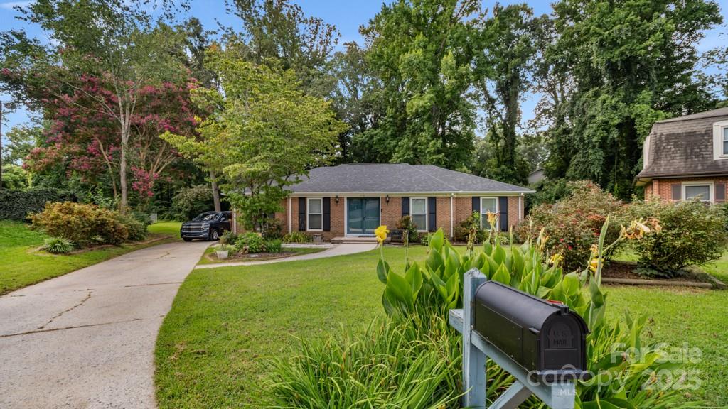 1718 Candlewood Court Property Photo 3