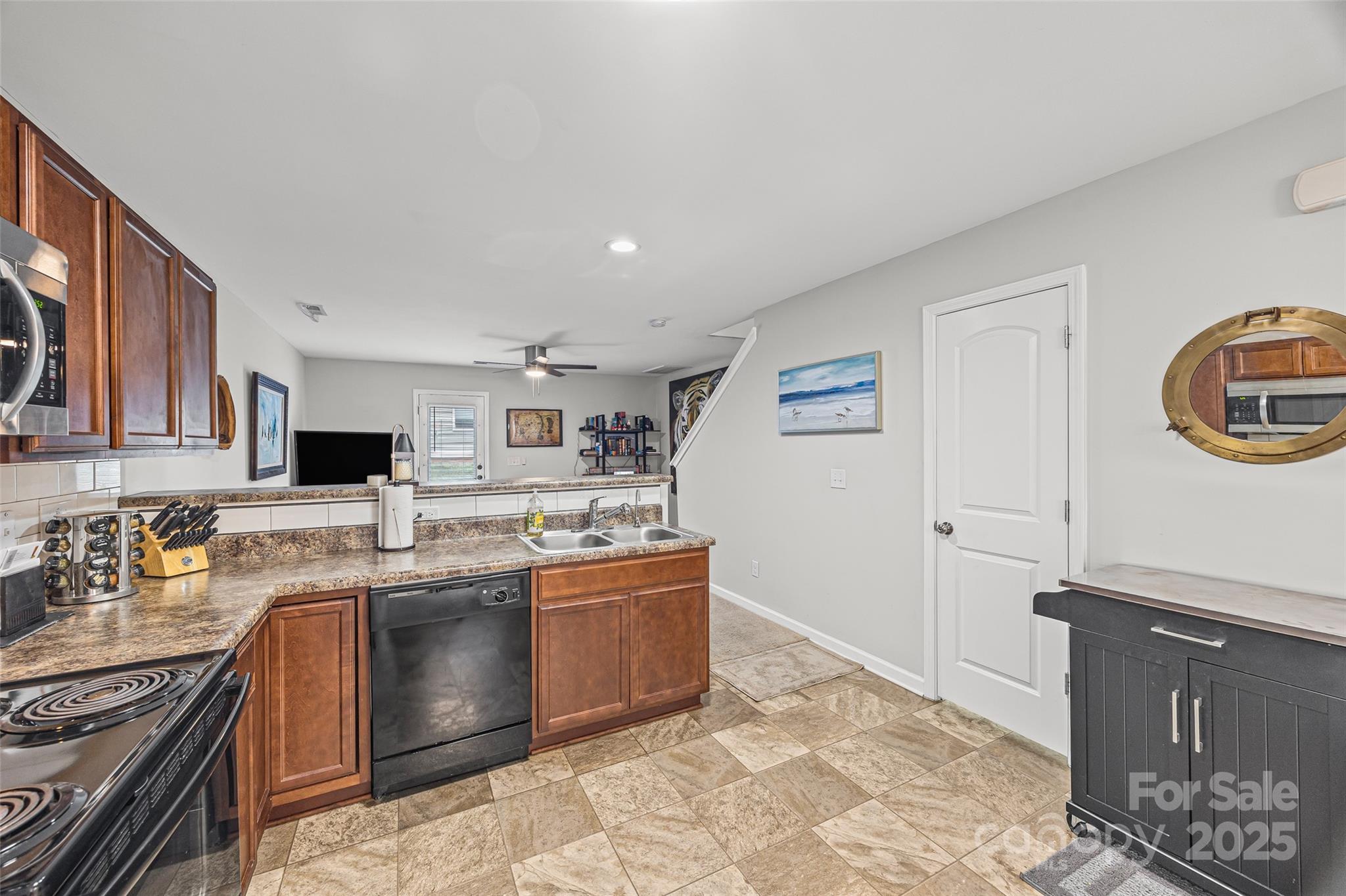 559 Fawnborough Court Property Photo 6