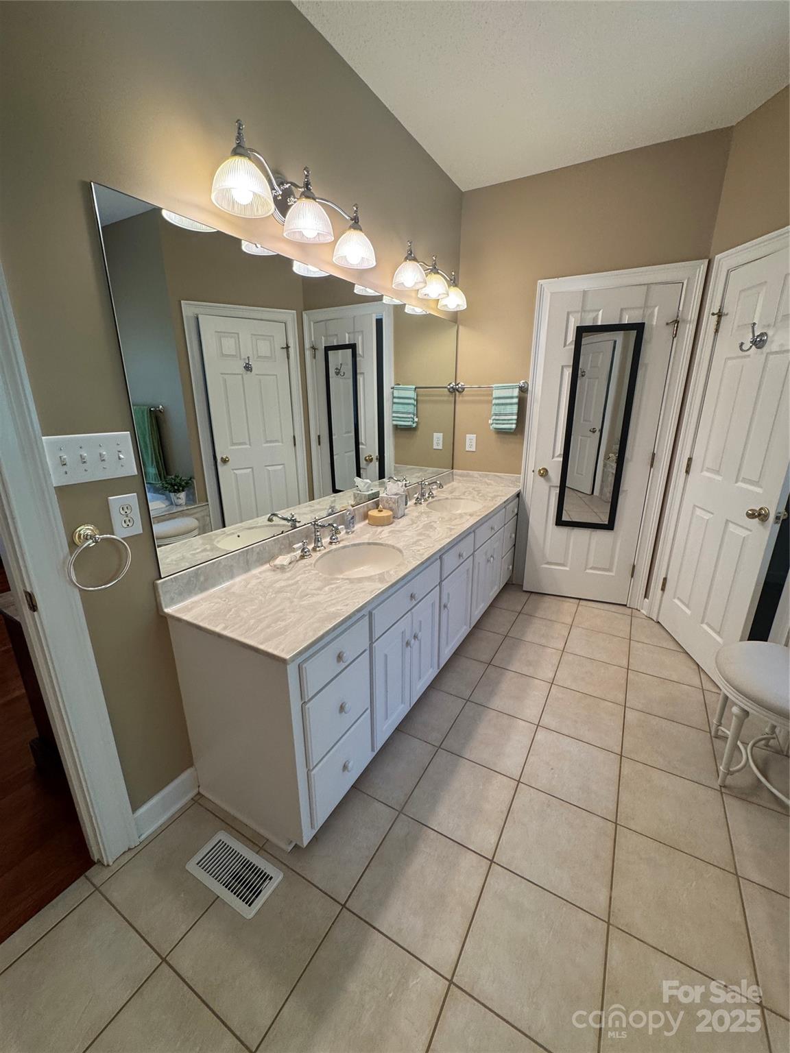 2911 Weatherfield Drive Property Photo 19