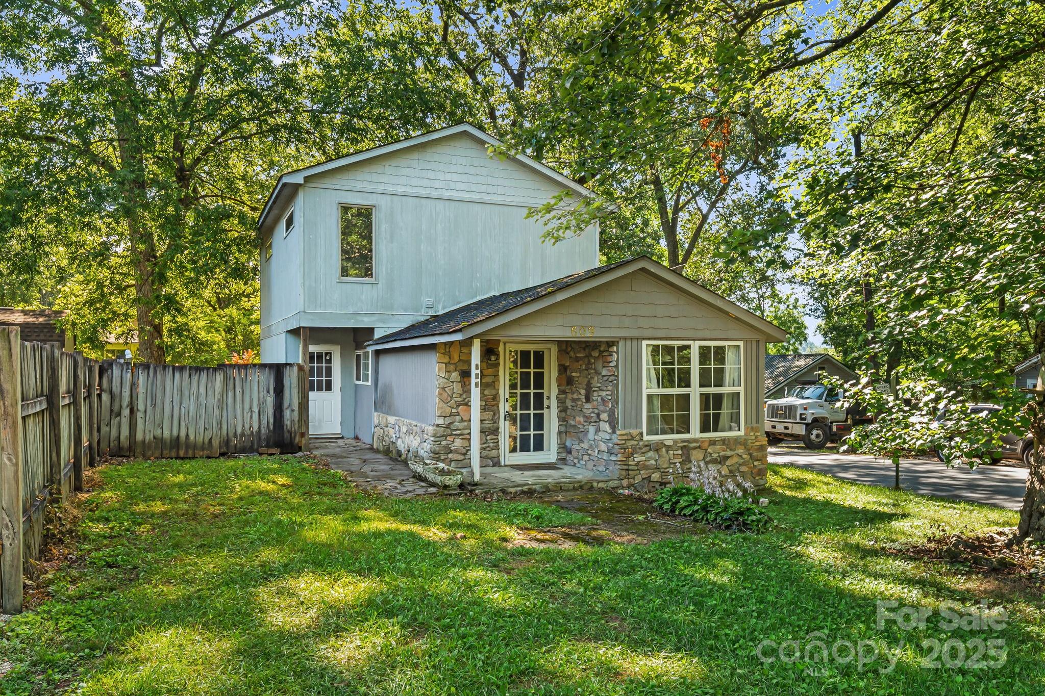 609 Maple Street Property Photo 1