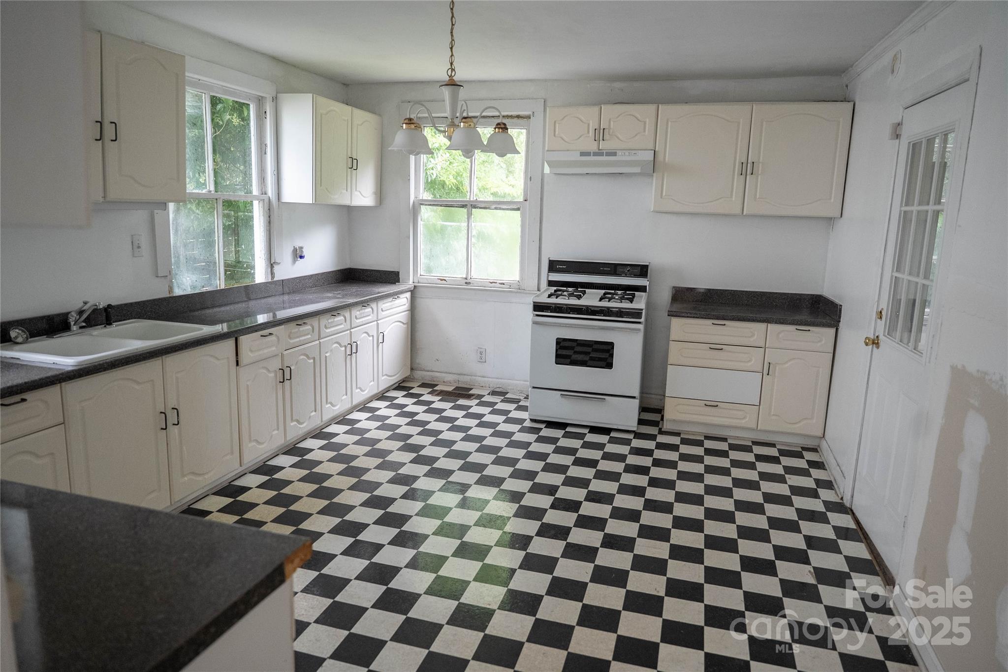 229 Marion Street Property Photo 8