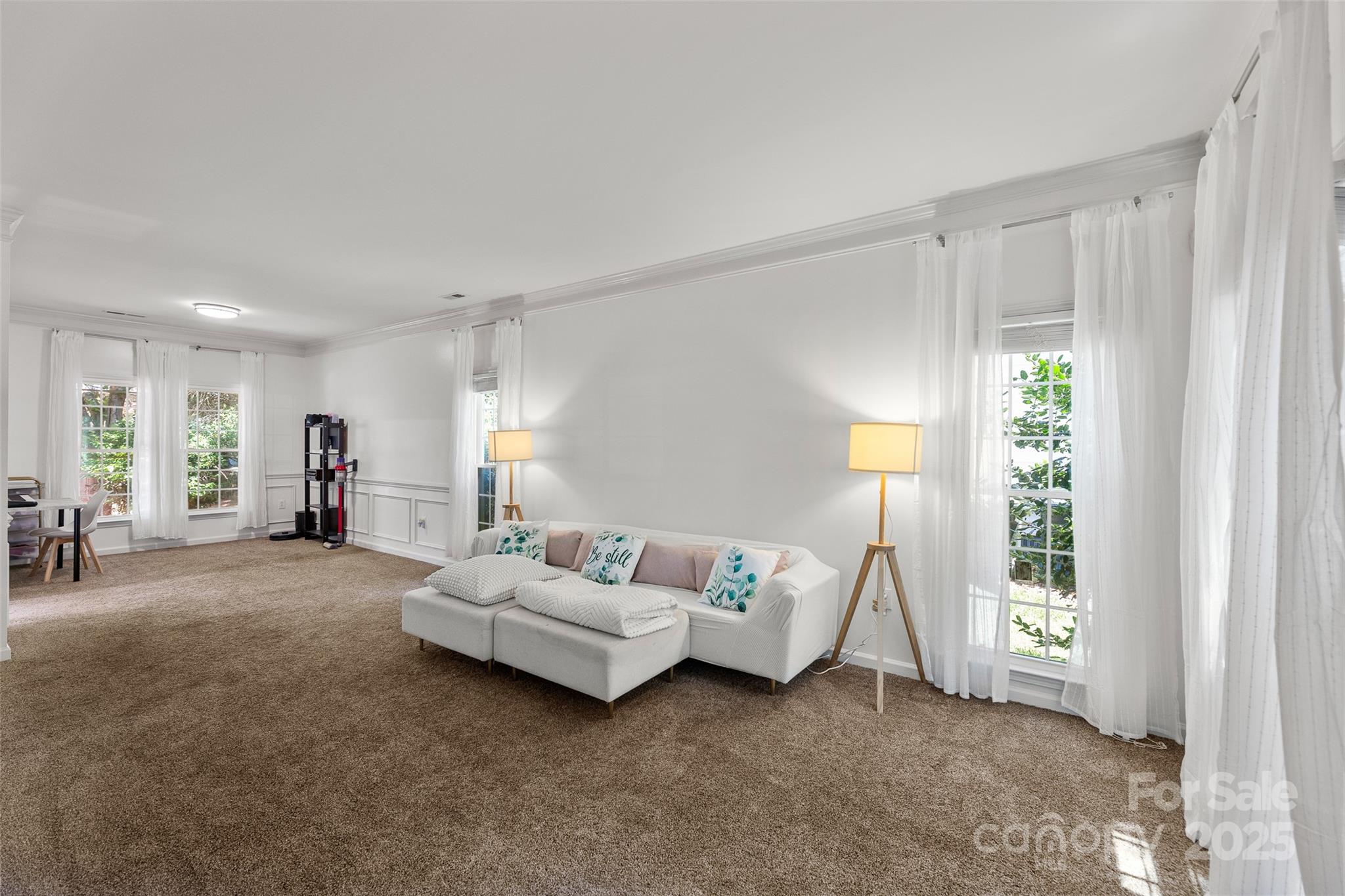 8906 Glade Court Property Photo 6