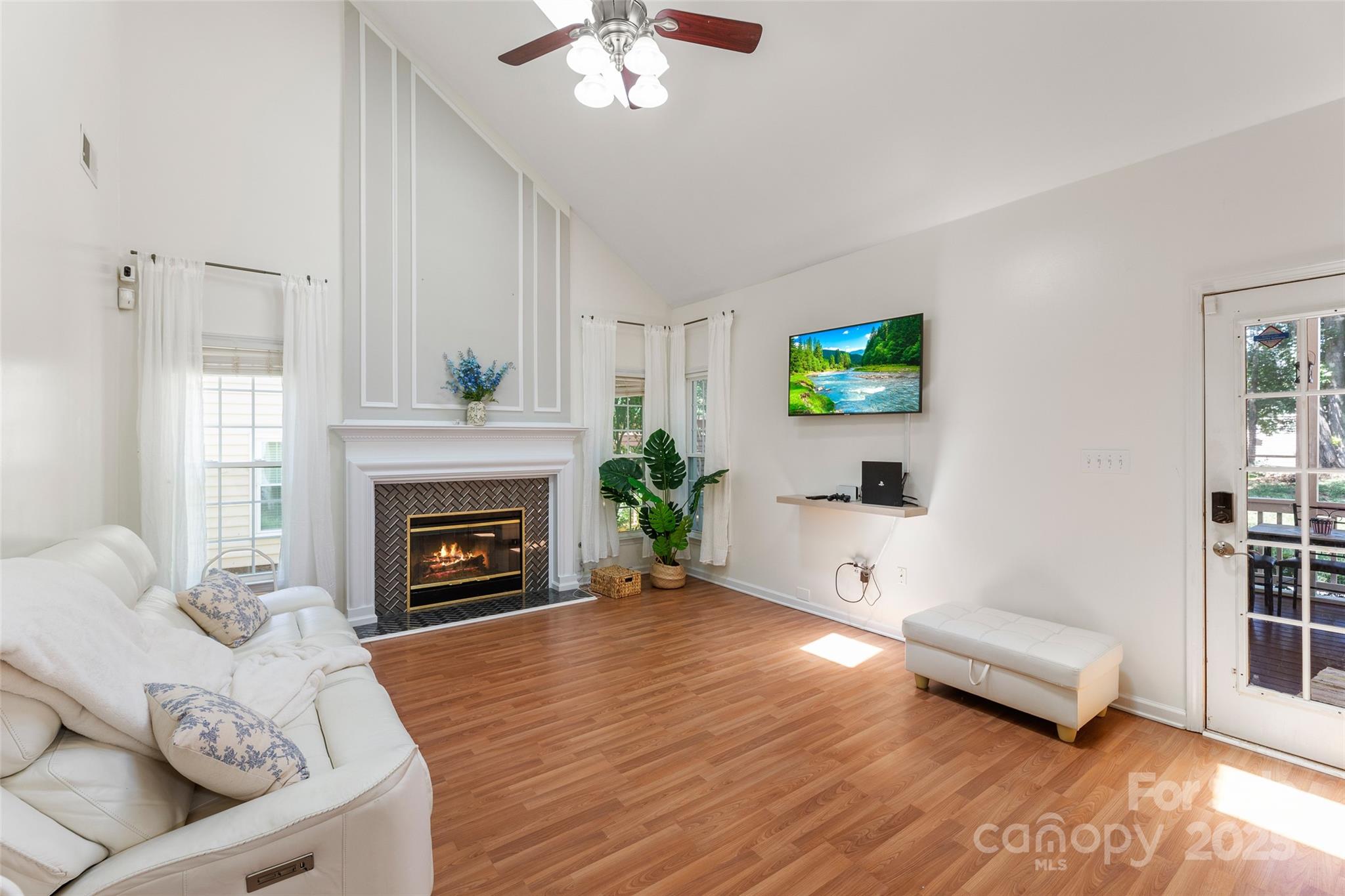 8906 Glade Court Property Photo 14