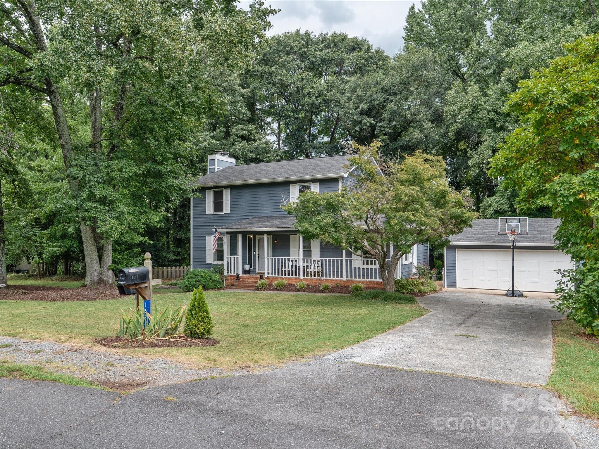 1624 Brook Drive Property Photo 3