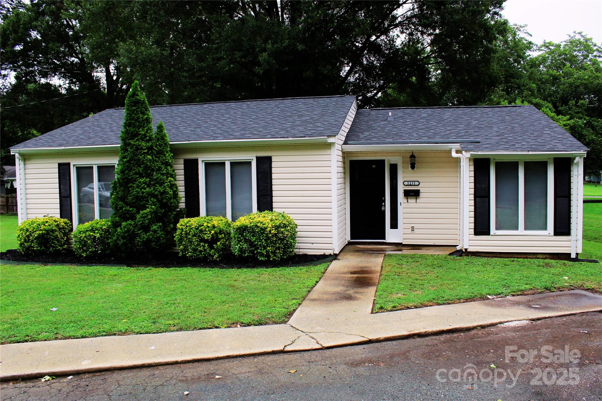 1111 Helen Street Property Photo 1