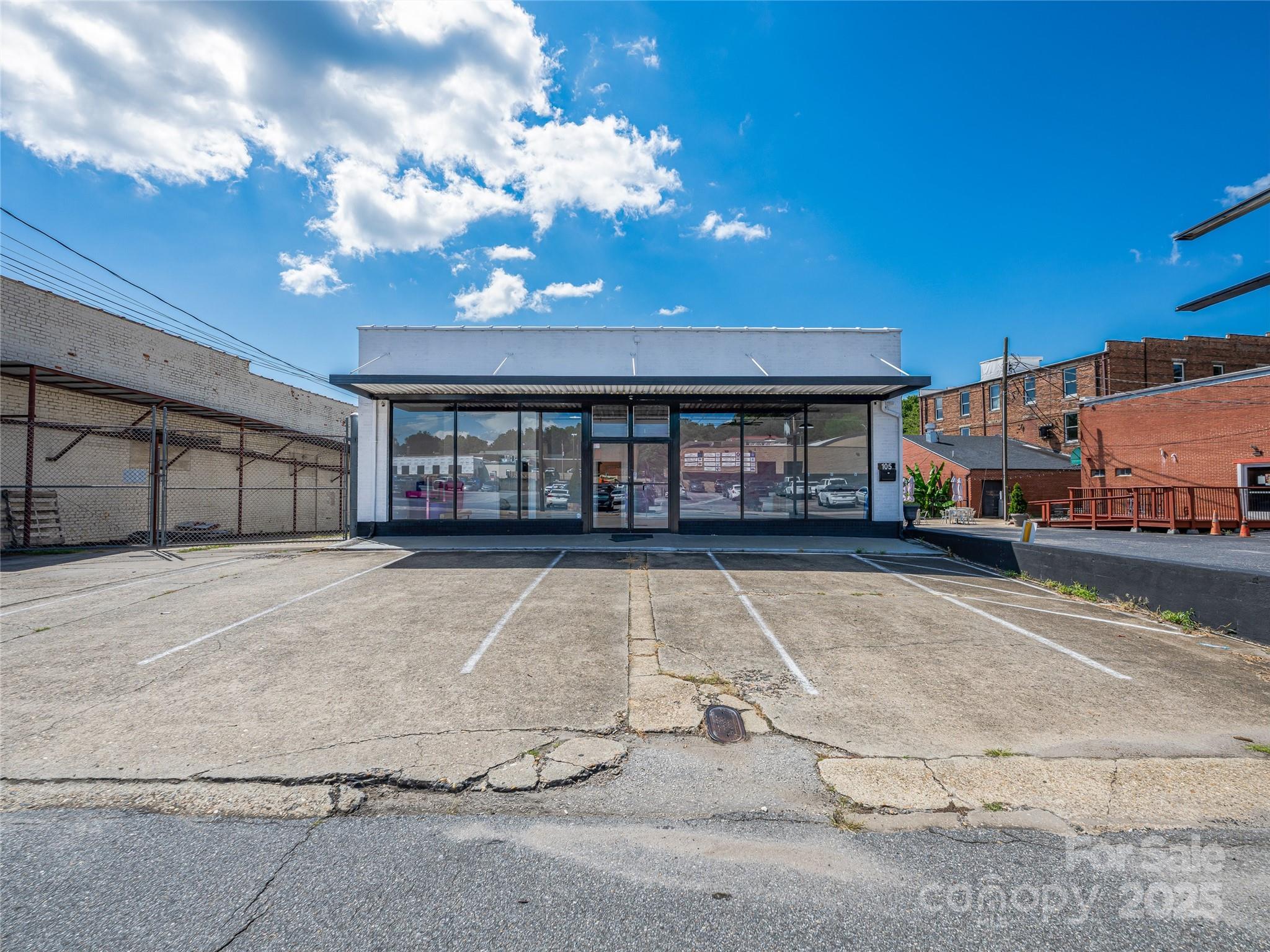105 W Henderson Street Property Photo 3