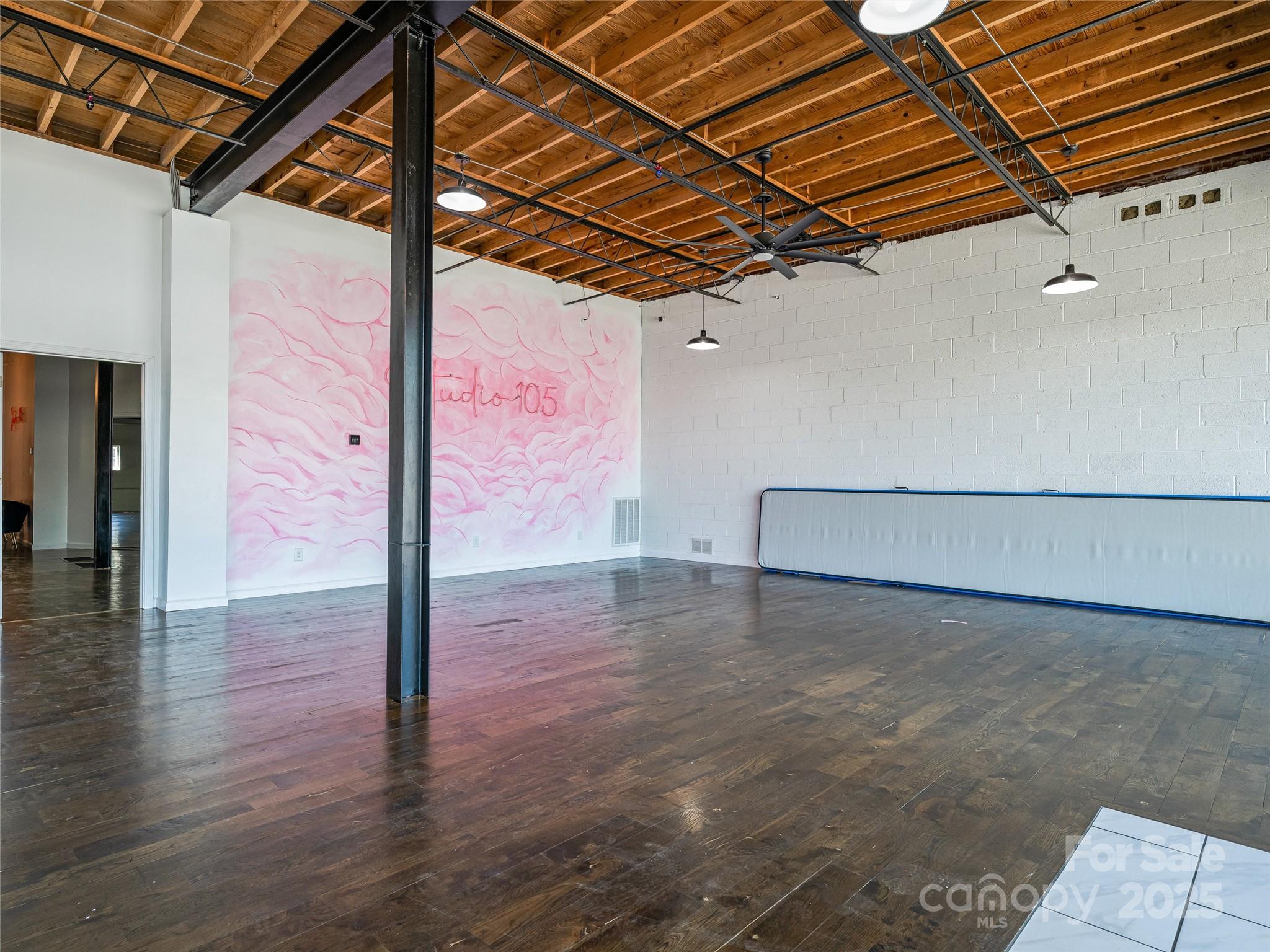 105 W Henderson Street Property Photo 8