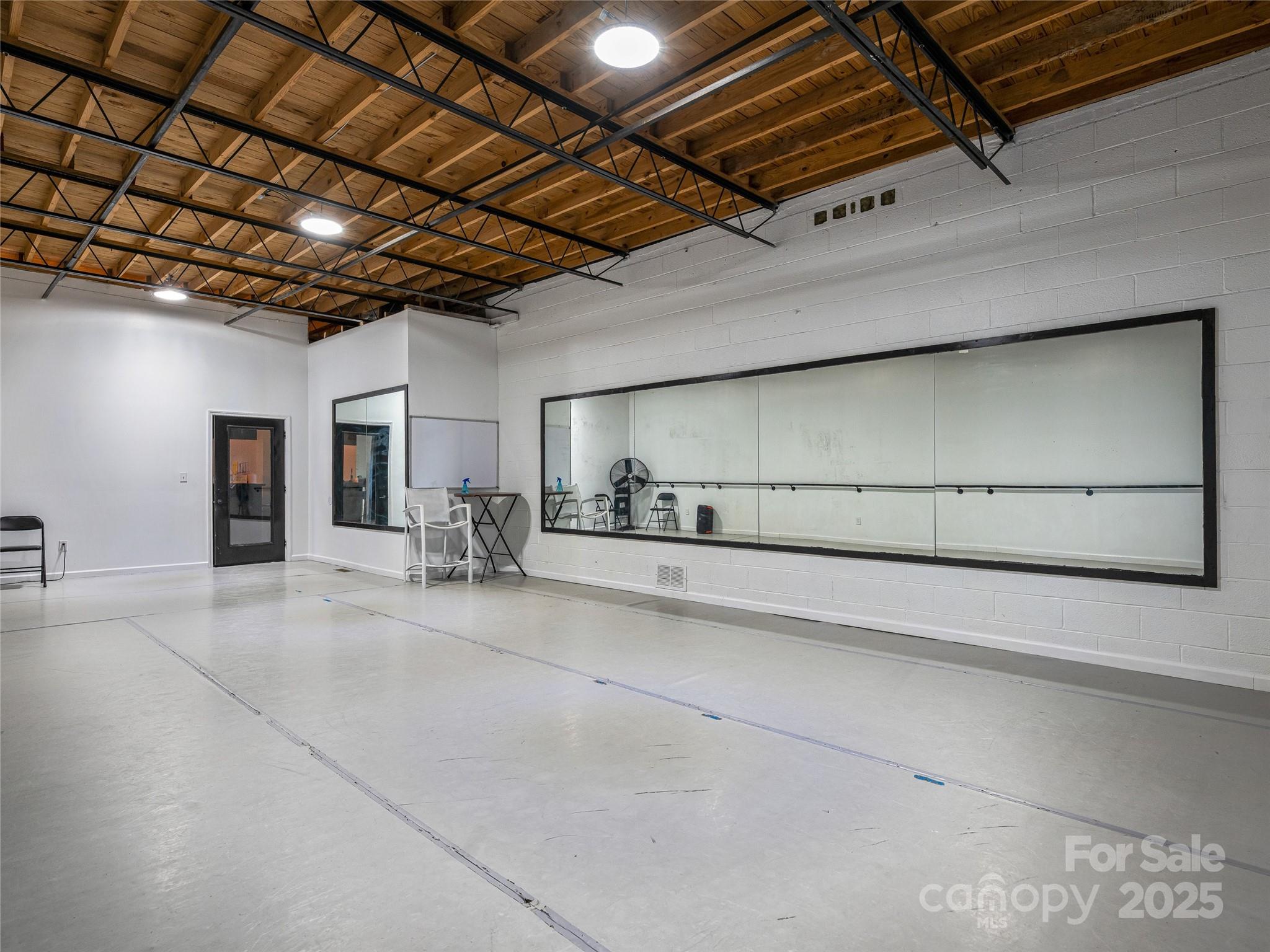 105 W Henderson Street Property Photo 18