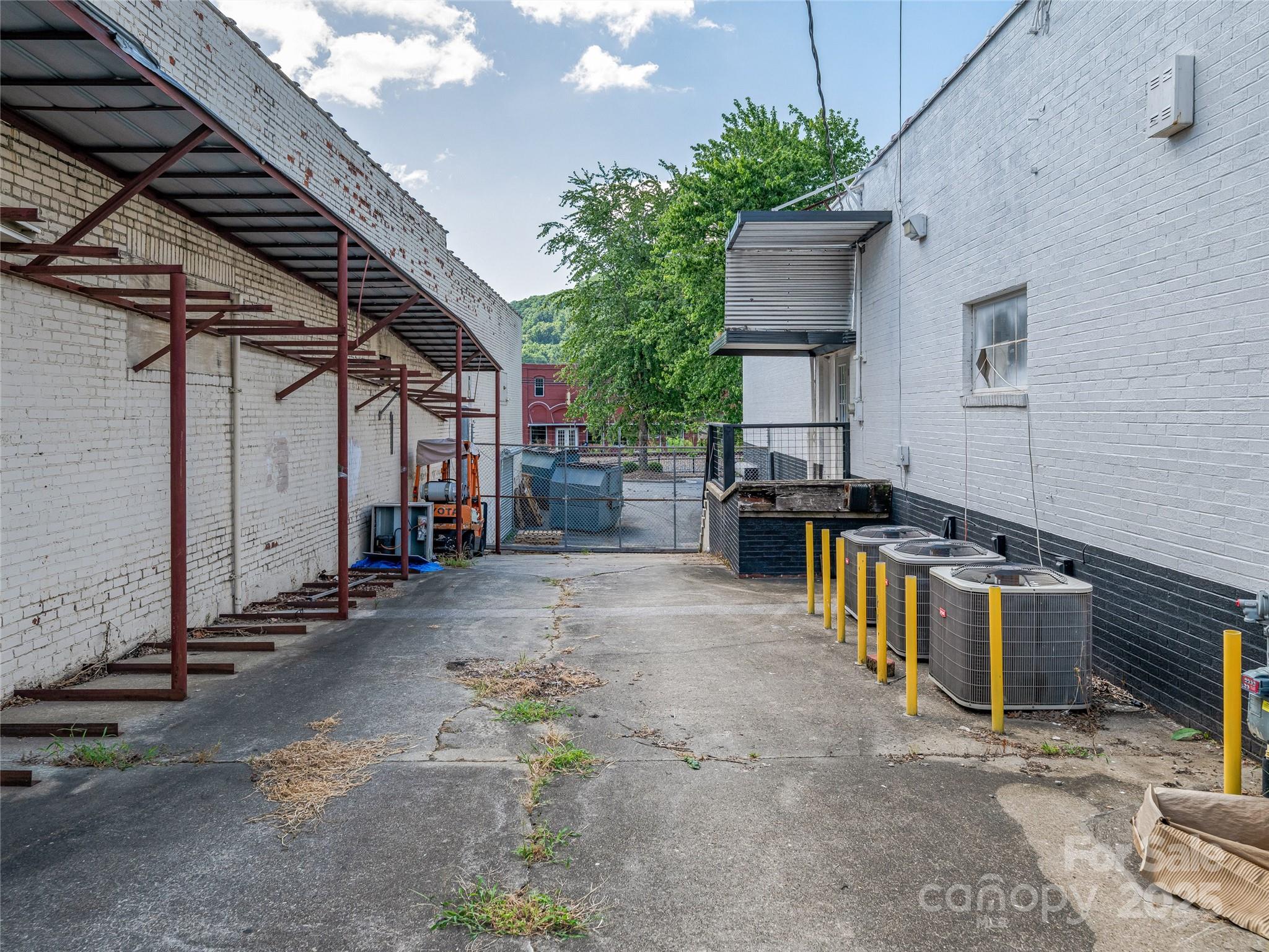 105 W Henderson Street Property Photo 23
