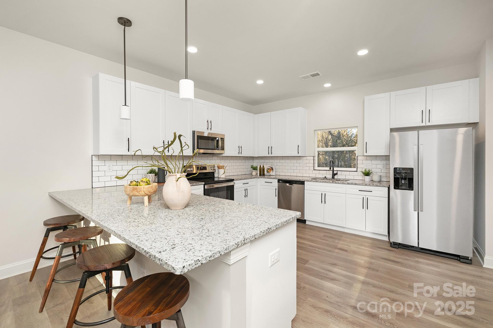 804 Plaza Walk Drive Property Photo 2