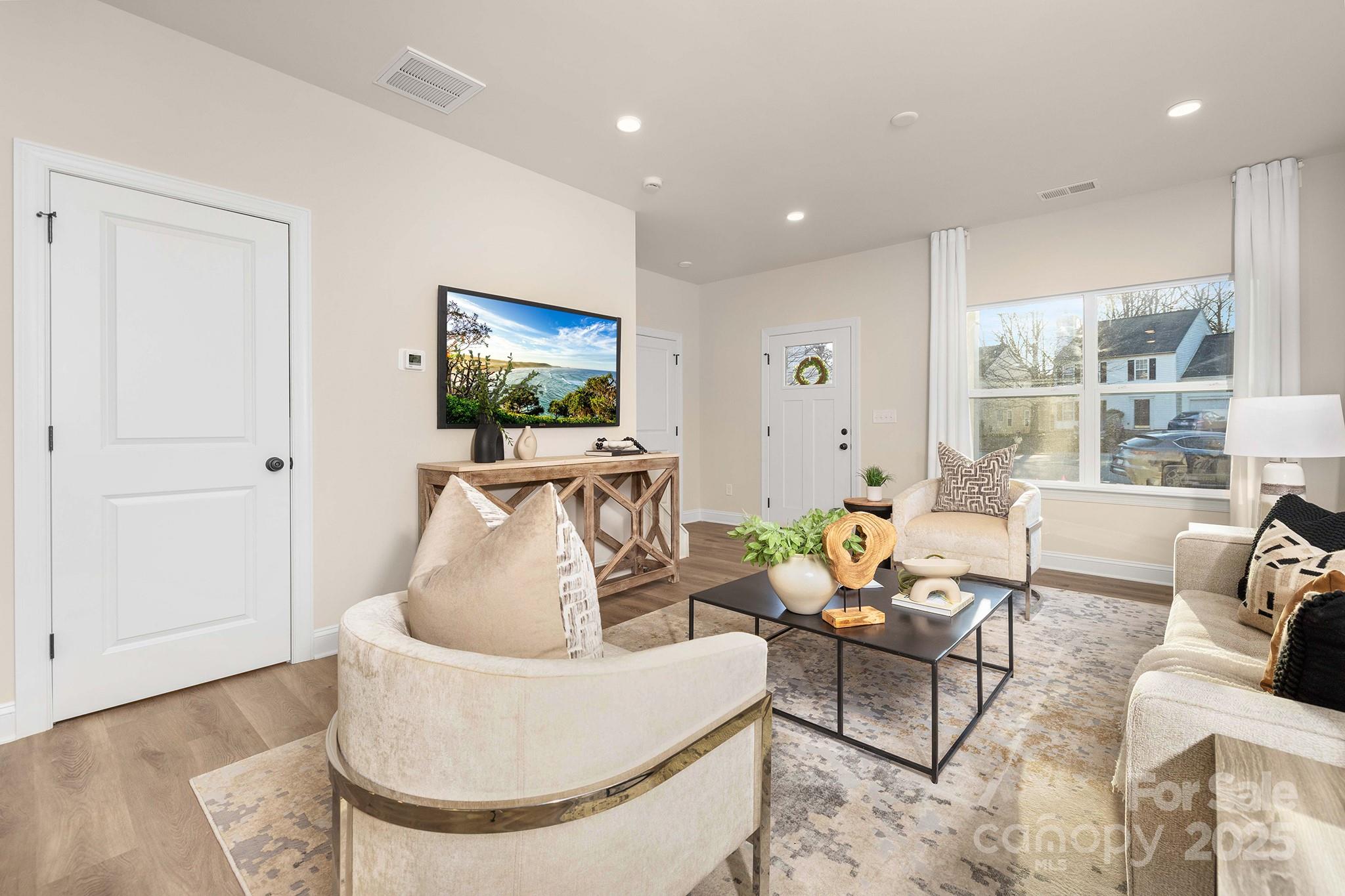 804 Plaza Walk Drive Property Photo 6