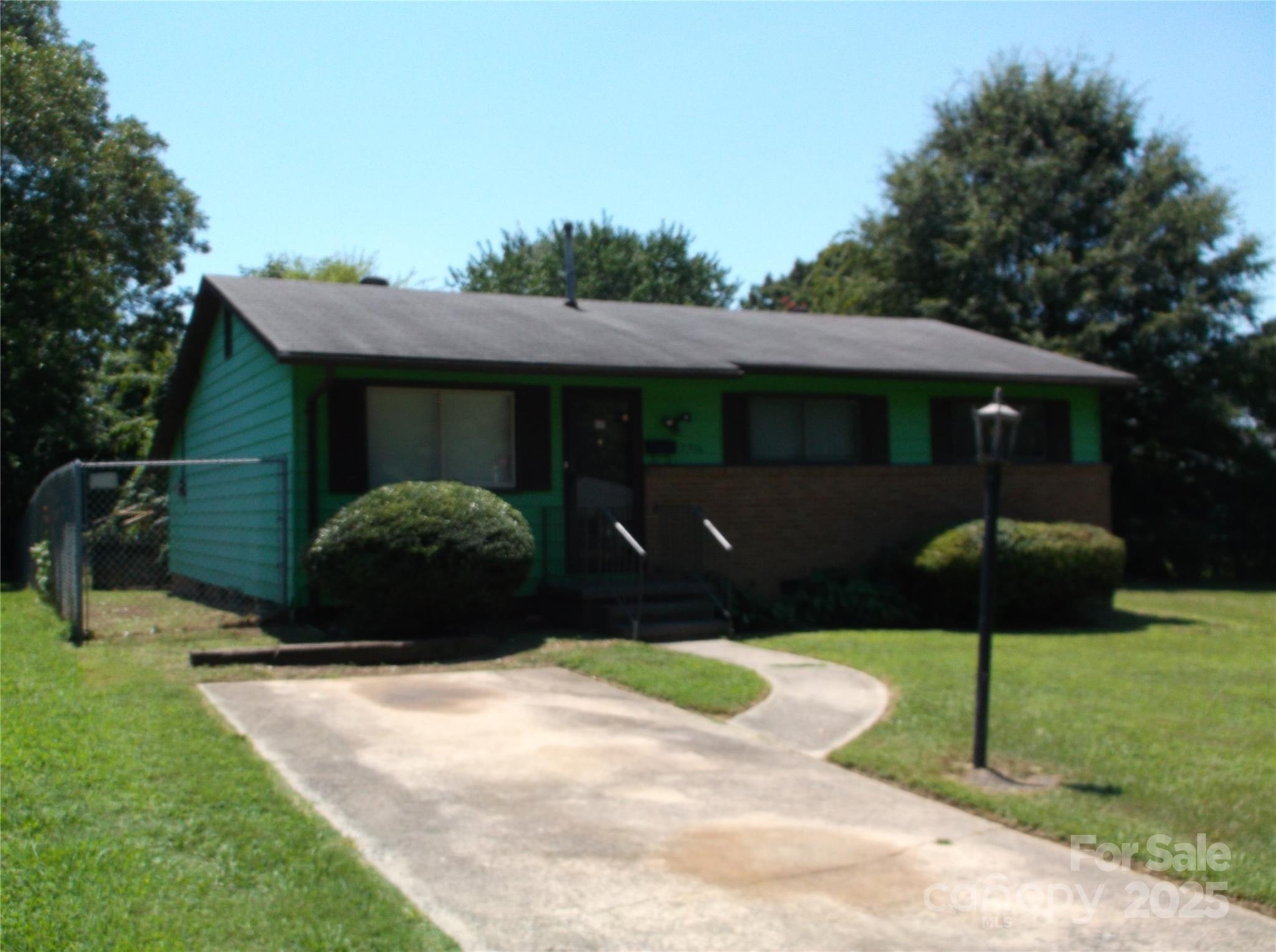 2516 Abelwood Road Property Photo 1