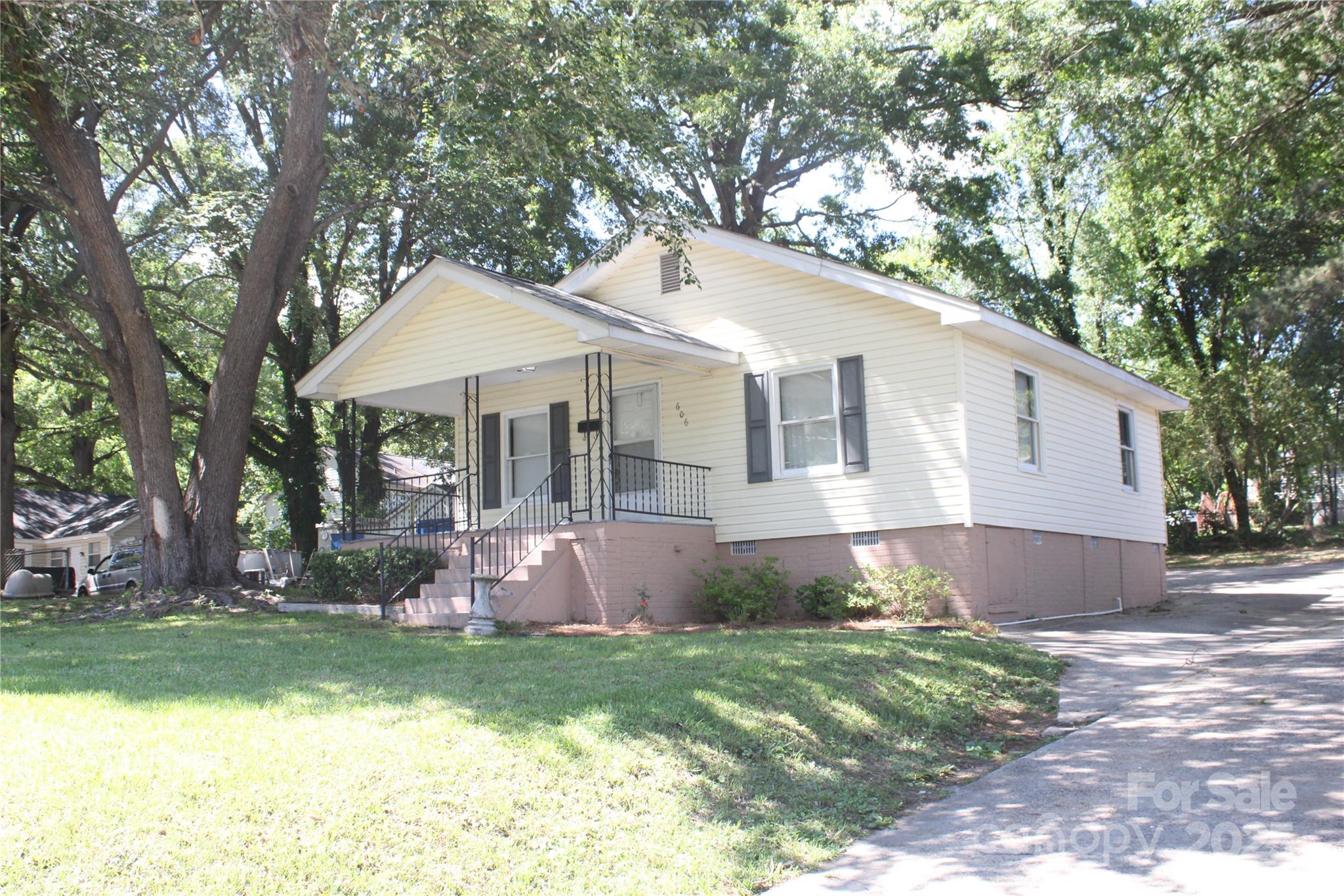 606 E 4th Avenue Property Photo 1