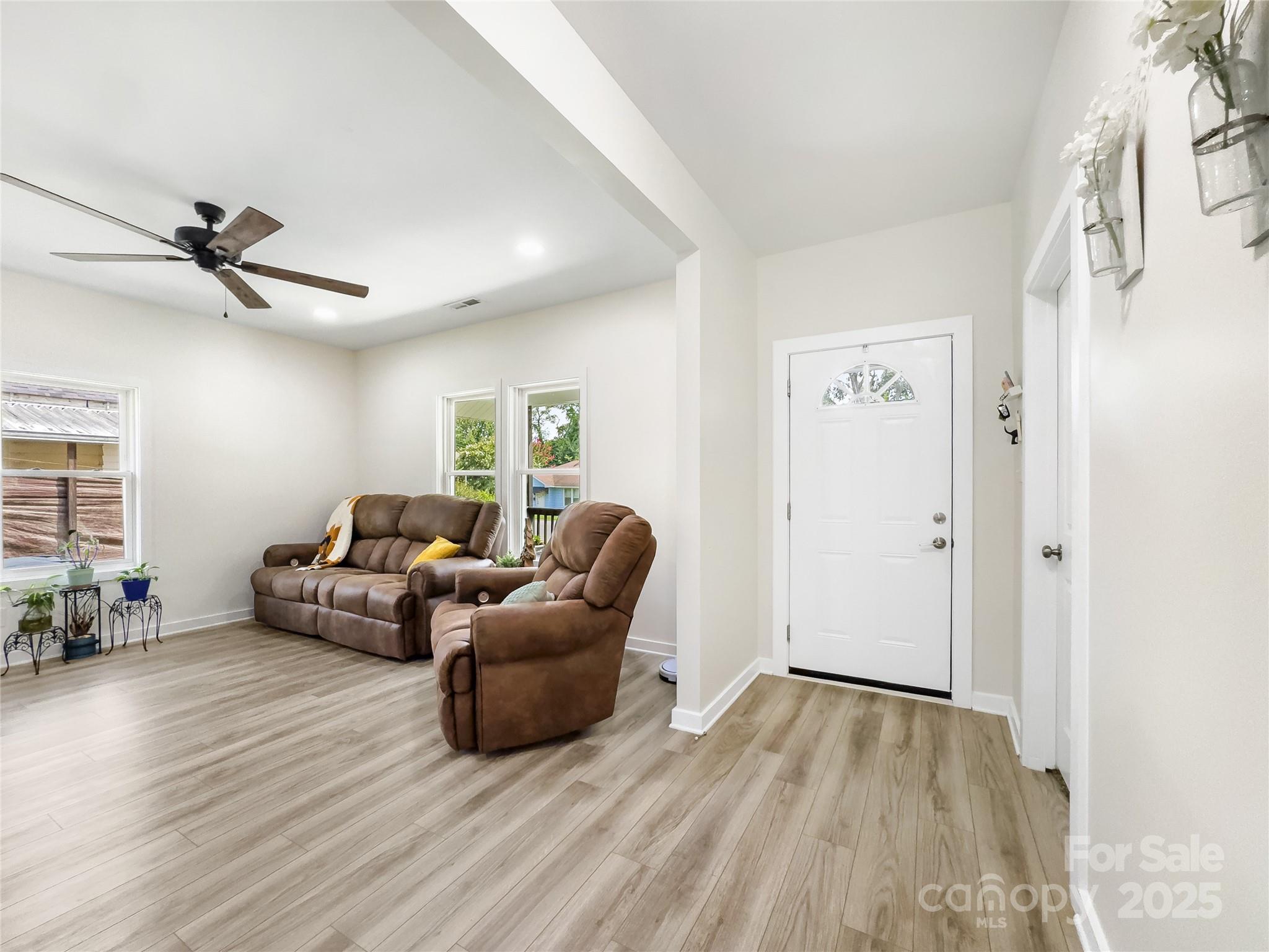 1112 W 5th Avenue Property Photo 4