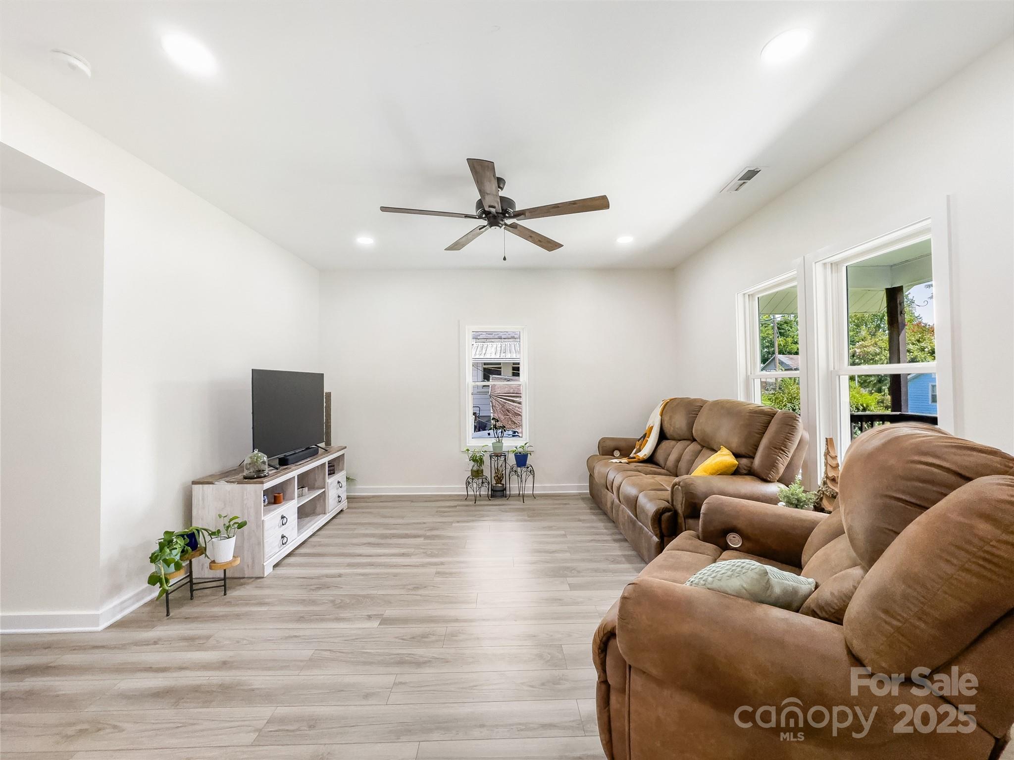 1112 W 5th Avenue Property Photo 5