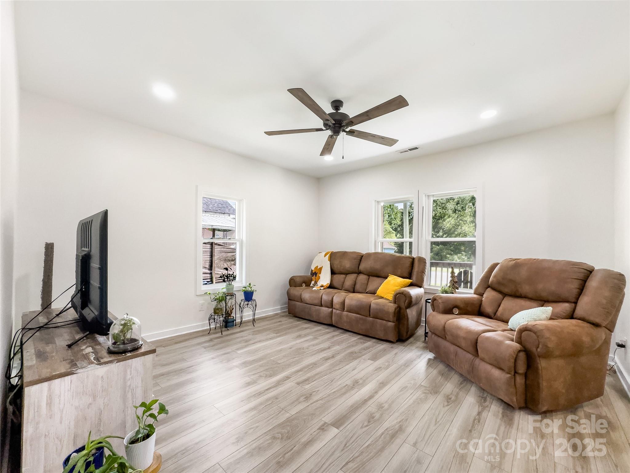 1112 W 5th Avenue Property Photo 6