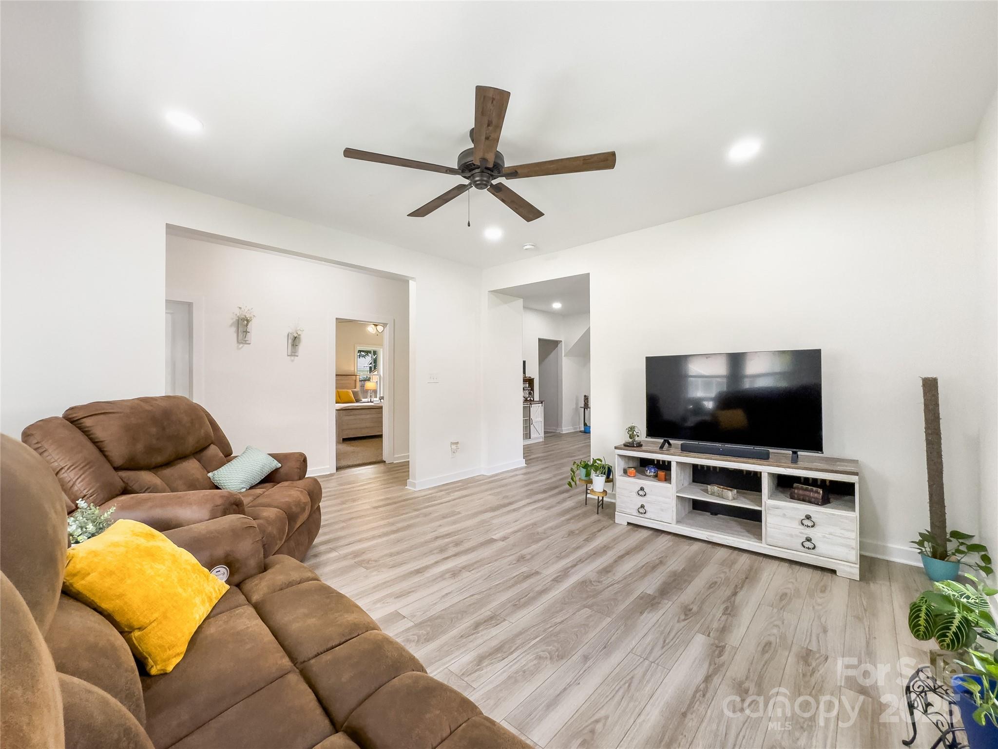 1112 W 5th Avenue Property Photo 7