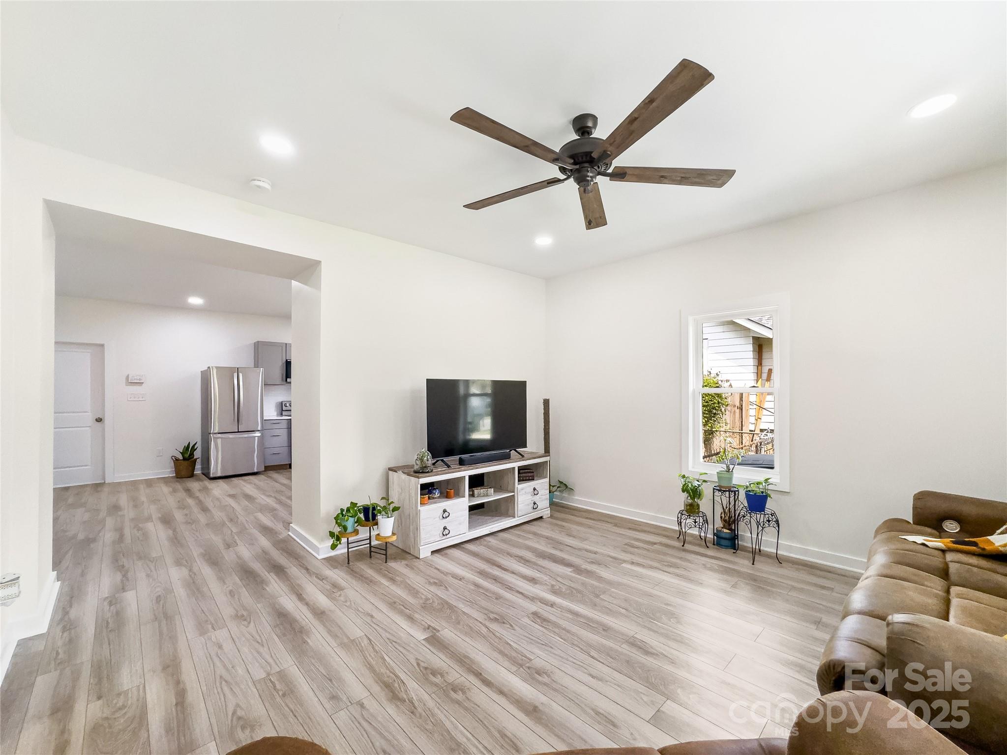 1112 W 5th Avenue Property Photo 8