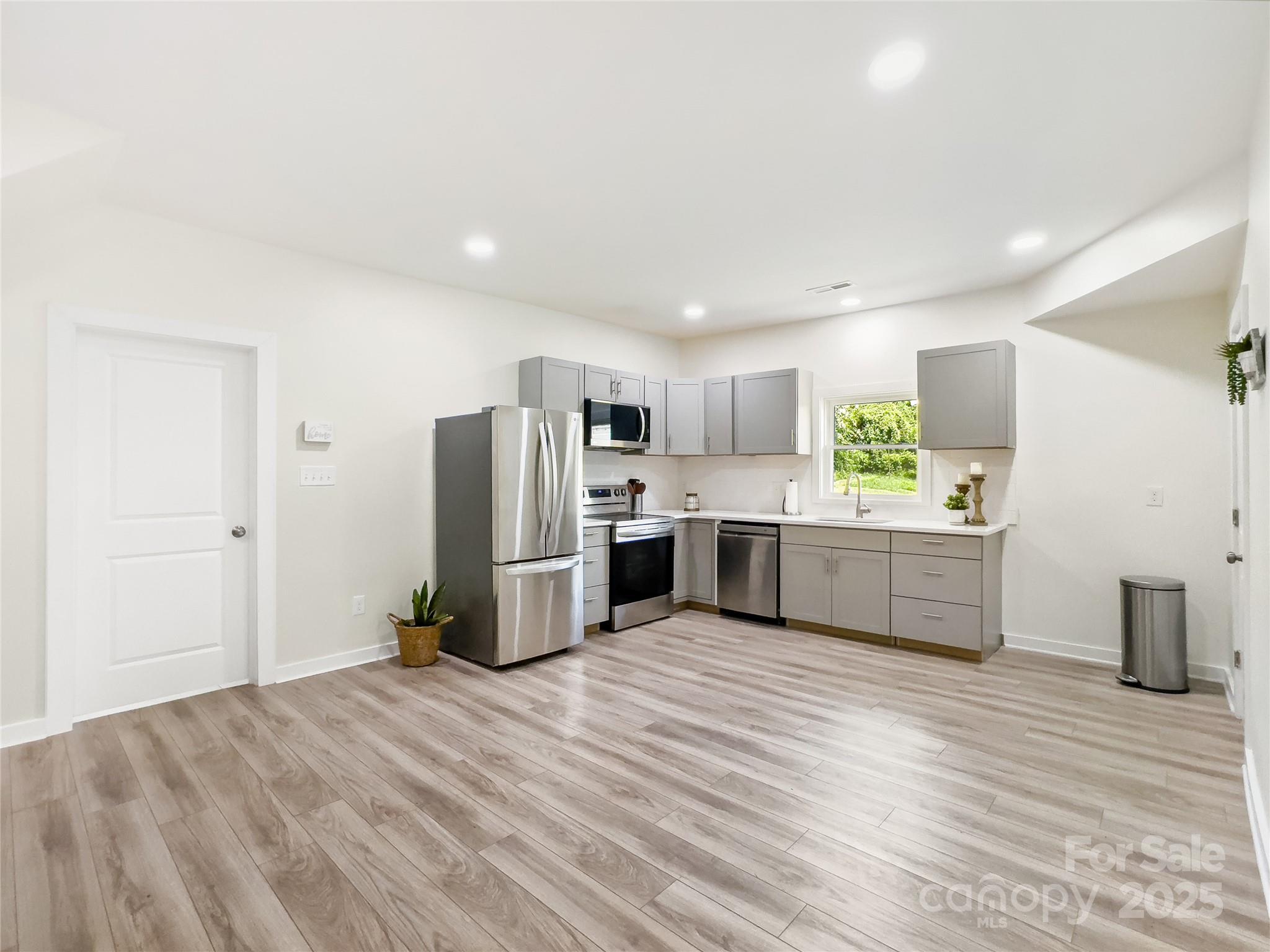 1112 W 5th Avenue Property Photo 9