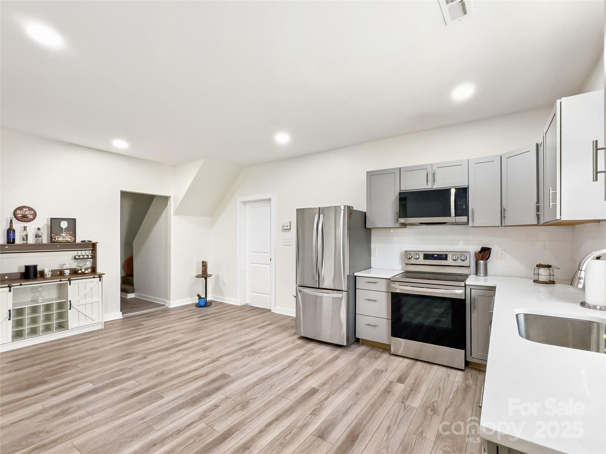 1112 W 5th Avenue Property Photo 10