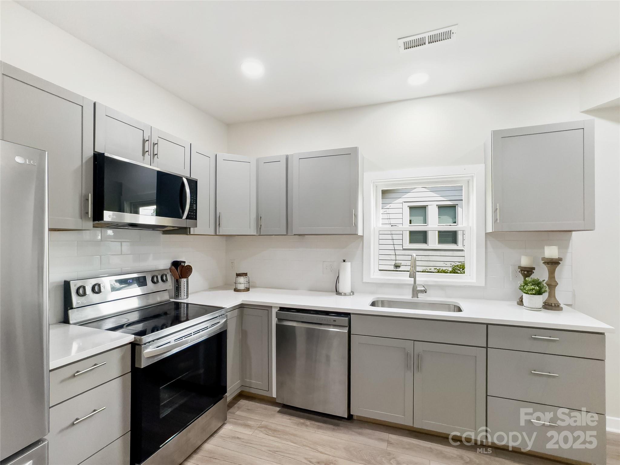 1112 W 5th Avenue Property Photo 11